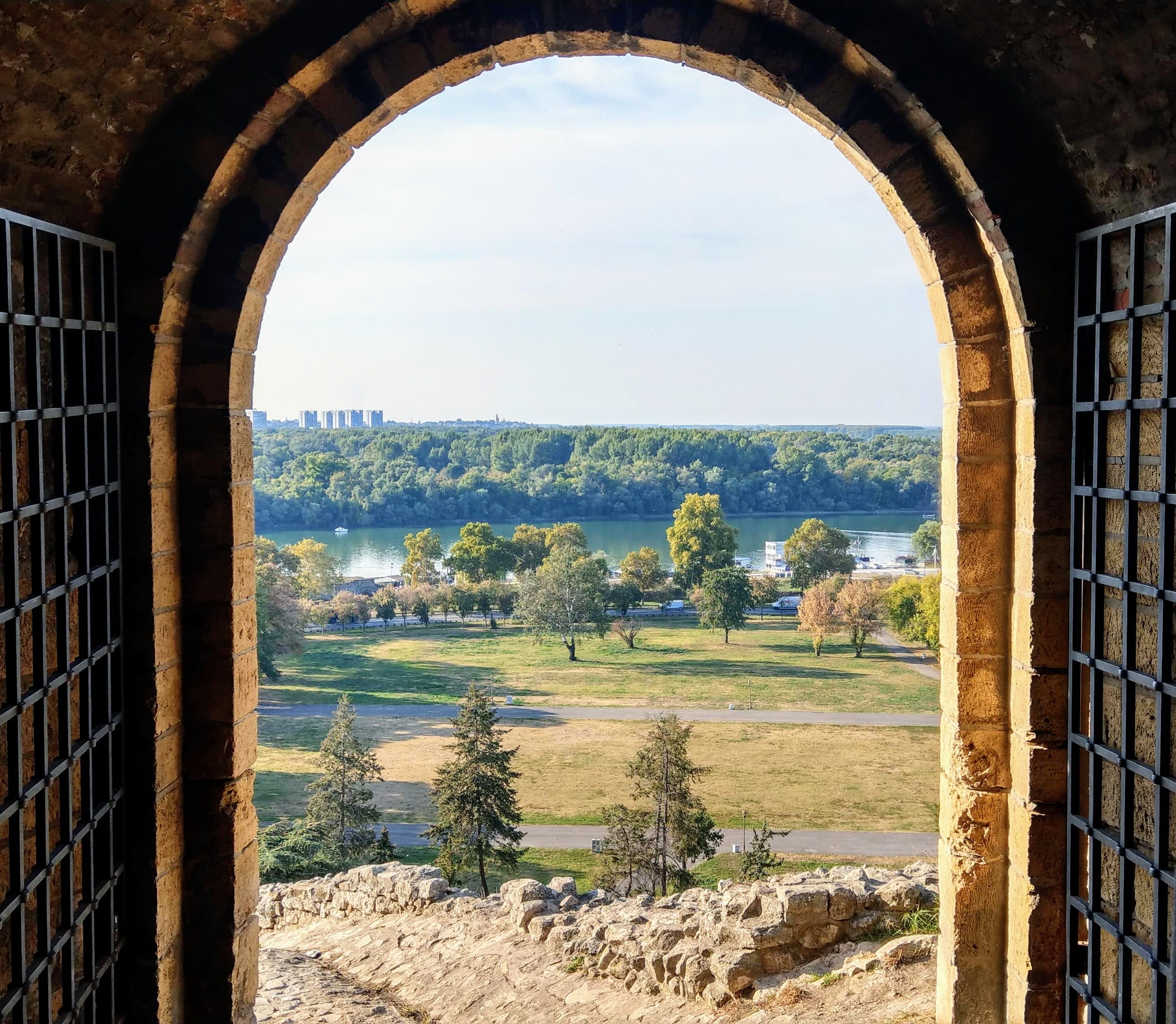 nature, day, serbia, vikentija rakića 21, scenics - nature, environment, tree, 2K, architecture, sunlight, sky, beograd, cloud - sky, gate, built structure, HD Wallpaper