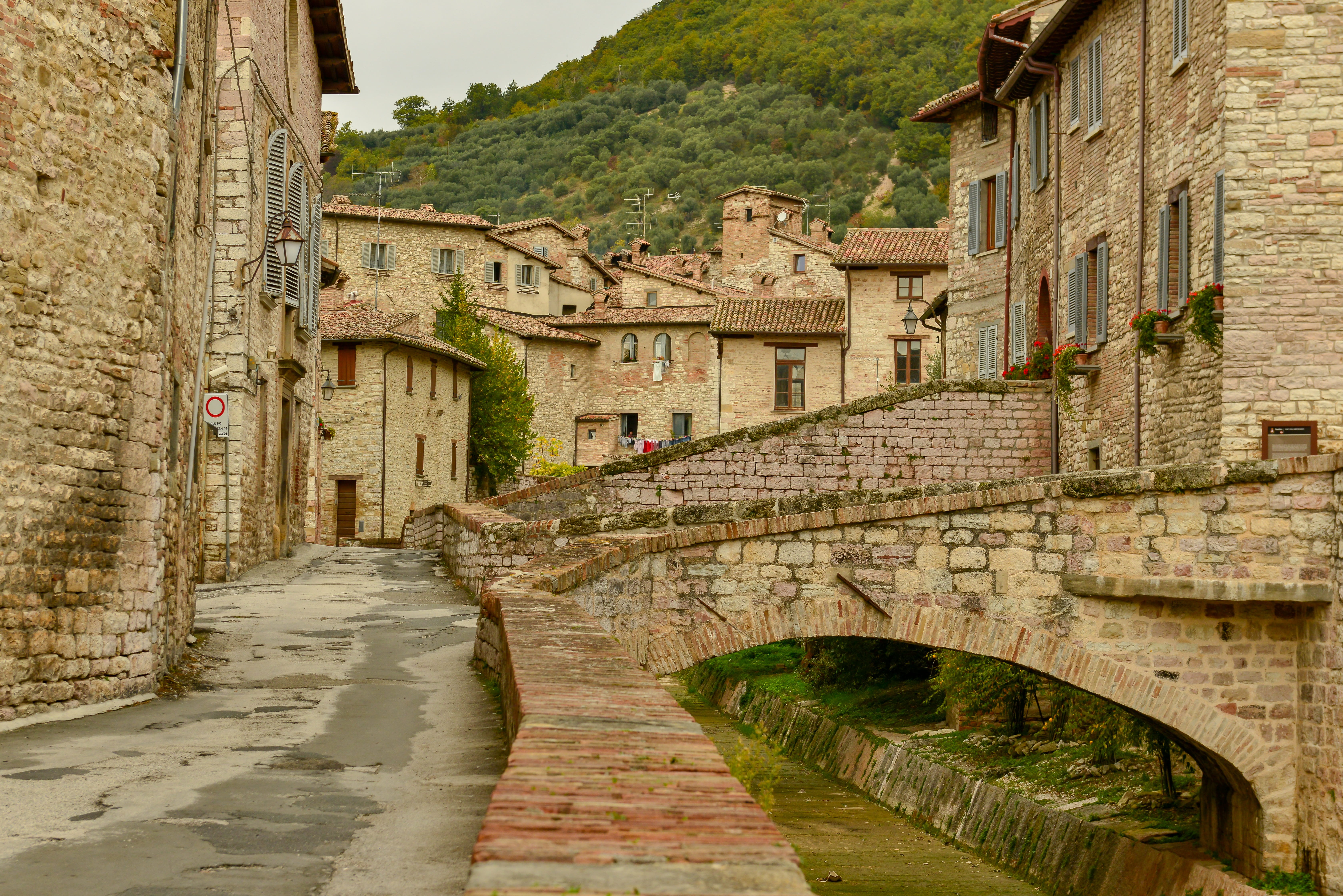 history, gubbio, wall, travel, outdoors, city, arch, residential district, building exterior, the way forward, stone wall, nature, borgo, italy, umbria, HD Wallpaper