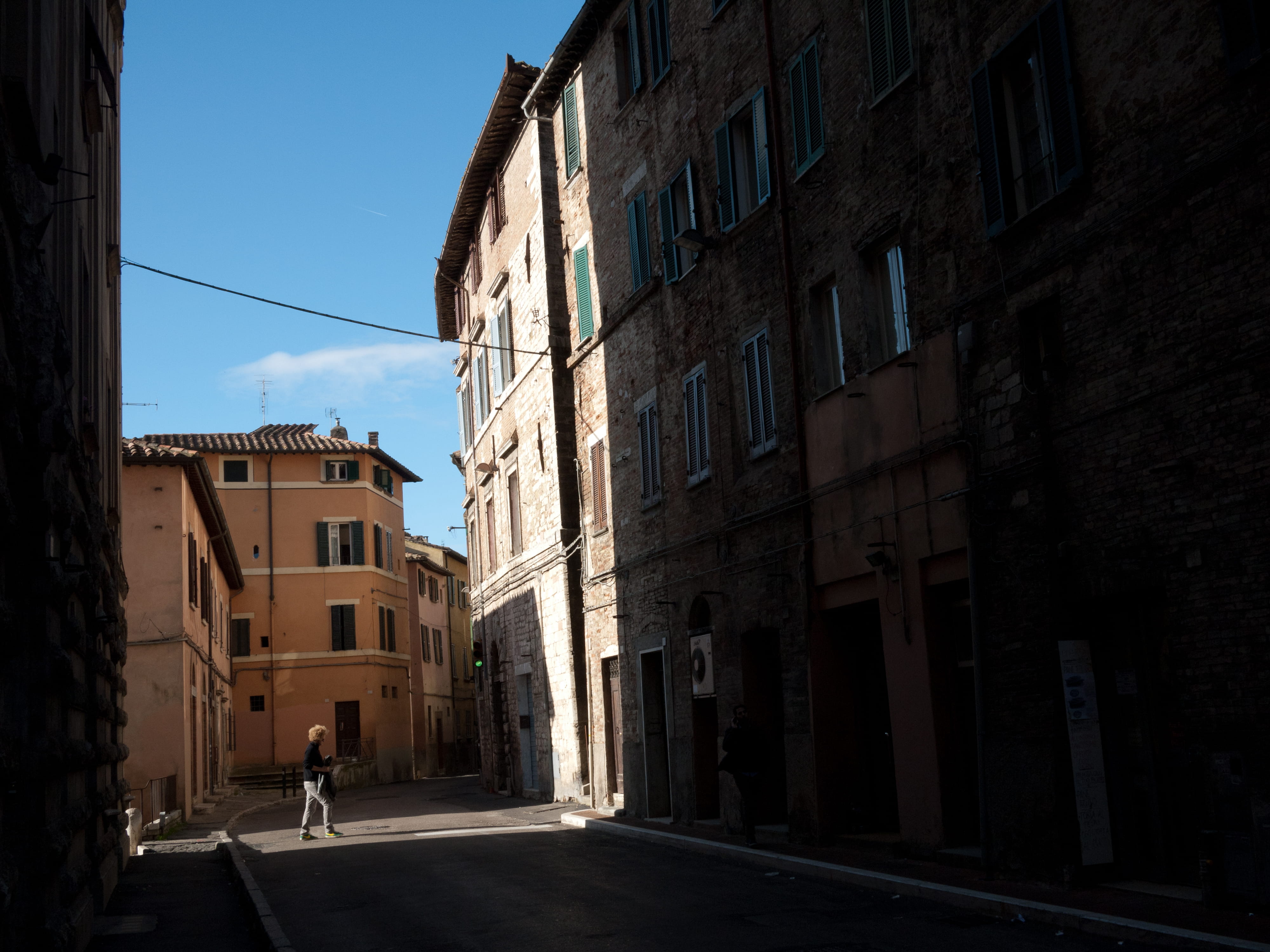 nature, golden light, city, direction, 4K, spotlight, italy, golden hour, built structure, building, europe, person, incidental people, man, outdoors, HD Wallpaper