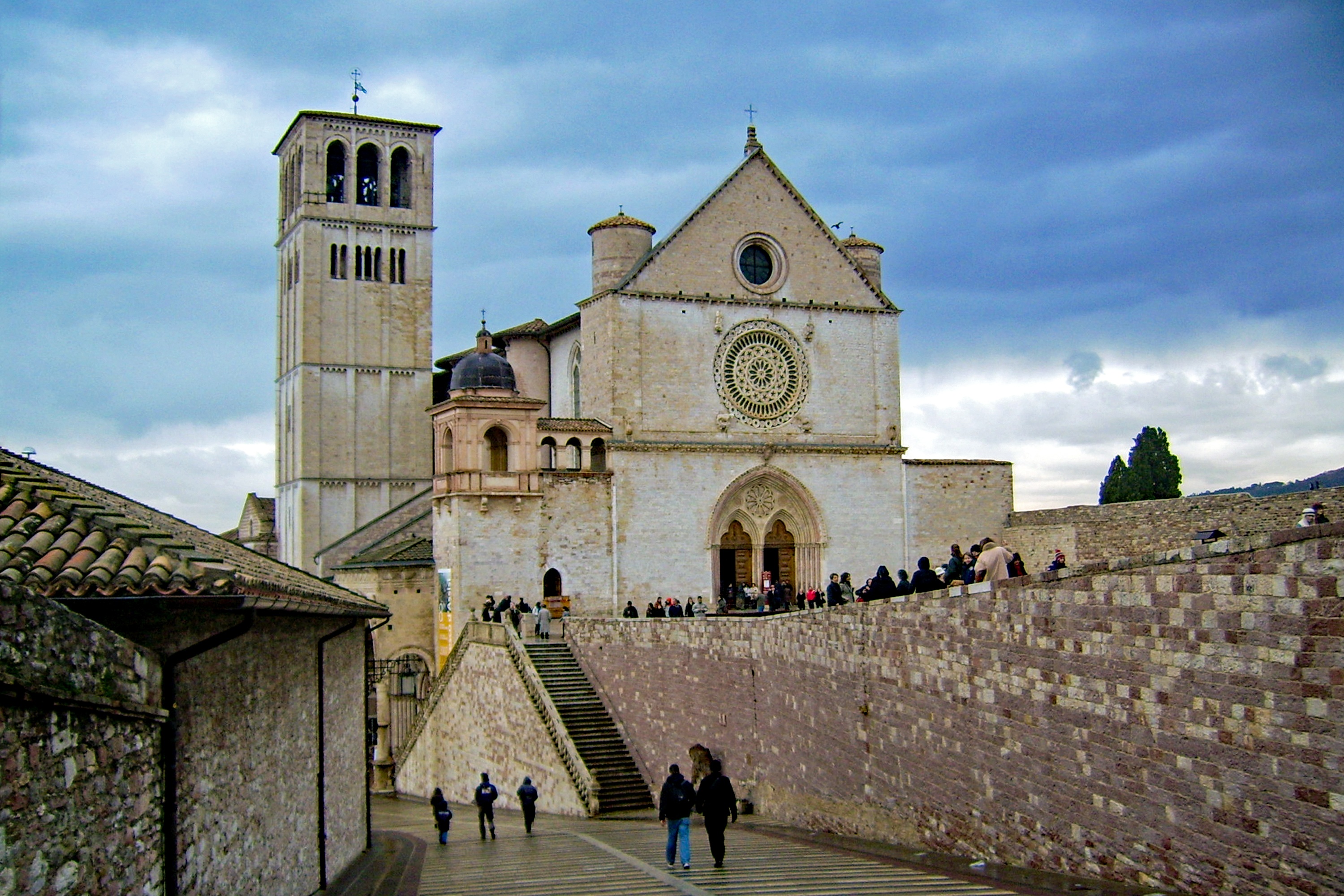 assisi, spirituality, monument, men, medieval, group of people, perugia, 2K, building, built structure, sky, women, belief, place of worship, nature, the tomb of st francis, HD Wallpaper