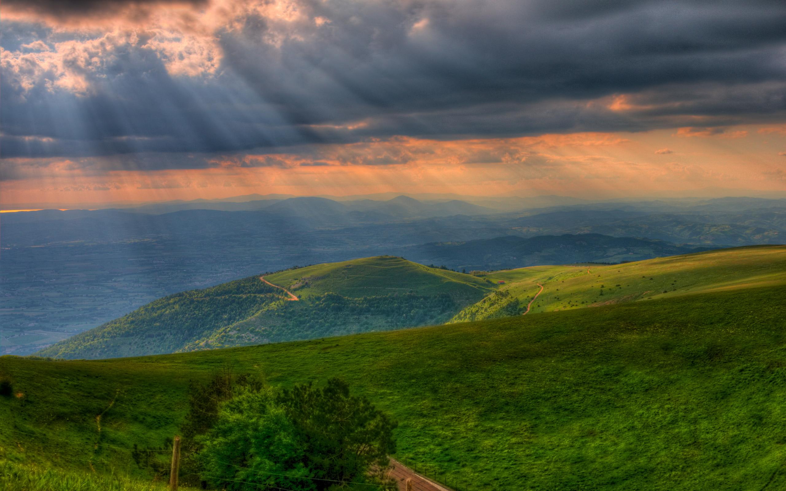 hills, sunlight, nature, 3d and abstract, valley, green, assisi, 2K, rays, clouds, sunset, HD Wallpaper