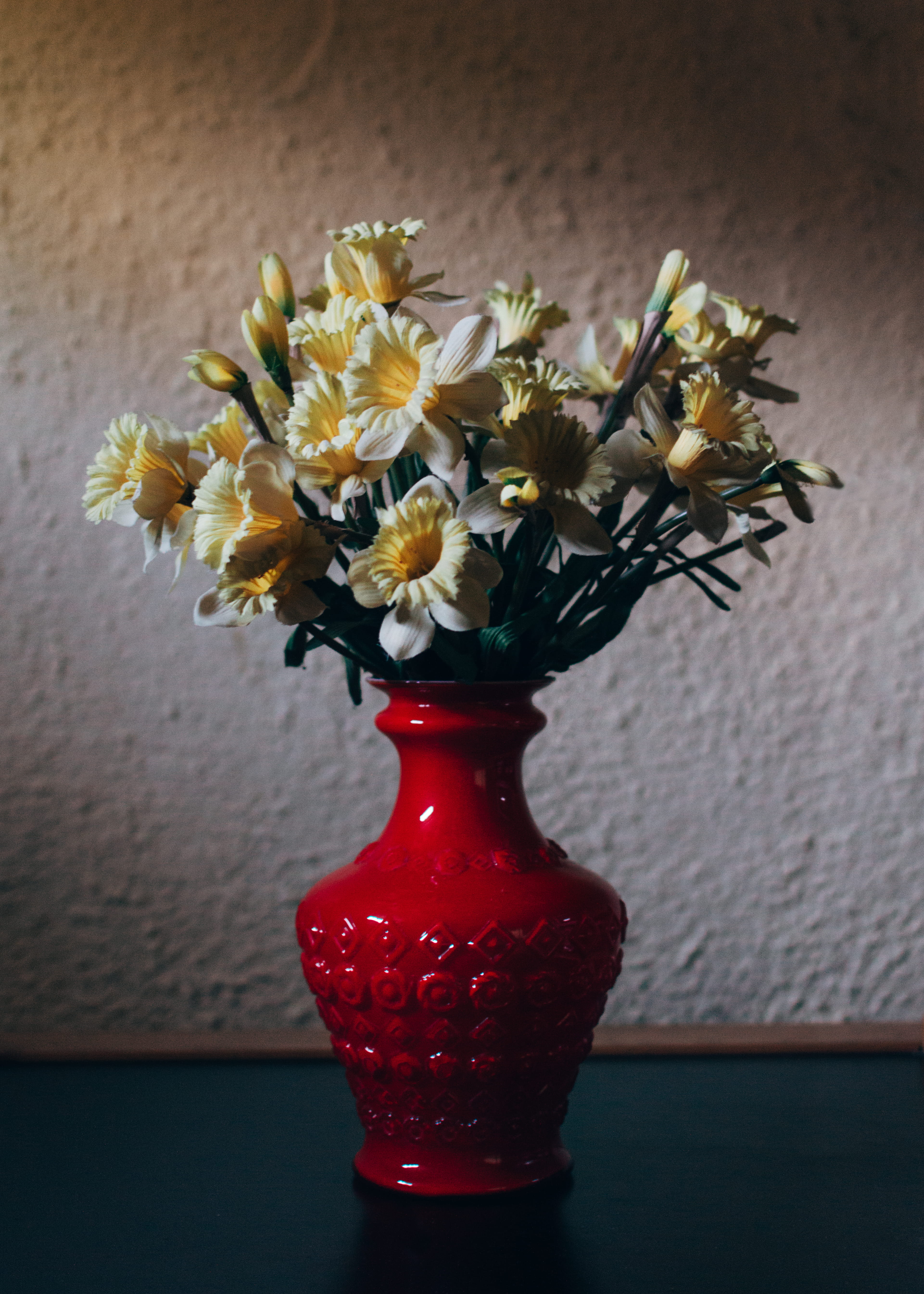 vulnerability, bunch of flowers, italy, no people, portrait, table, inflorescence, travel, close-up, light, flower, plant, indoors, wall - building feature, Phone HD Wallpaper