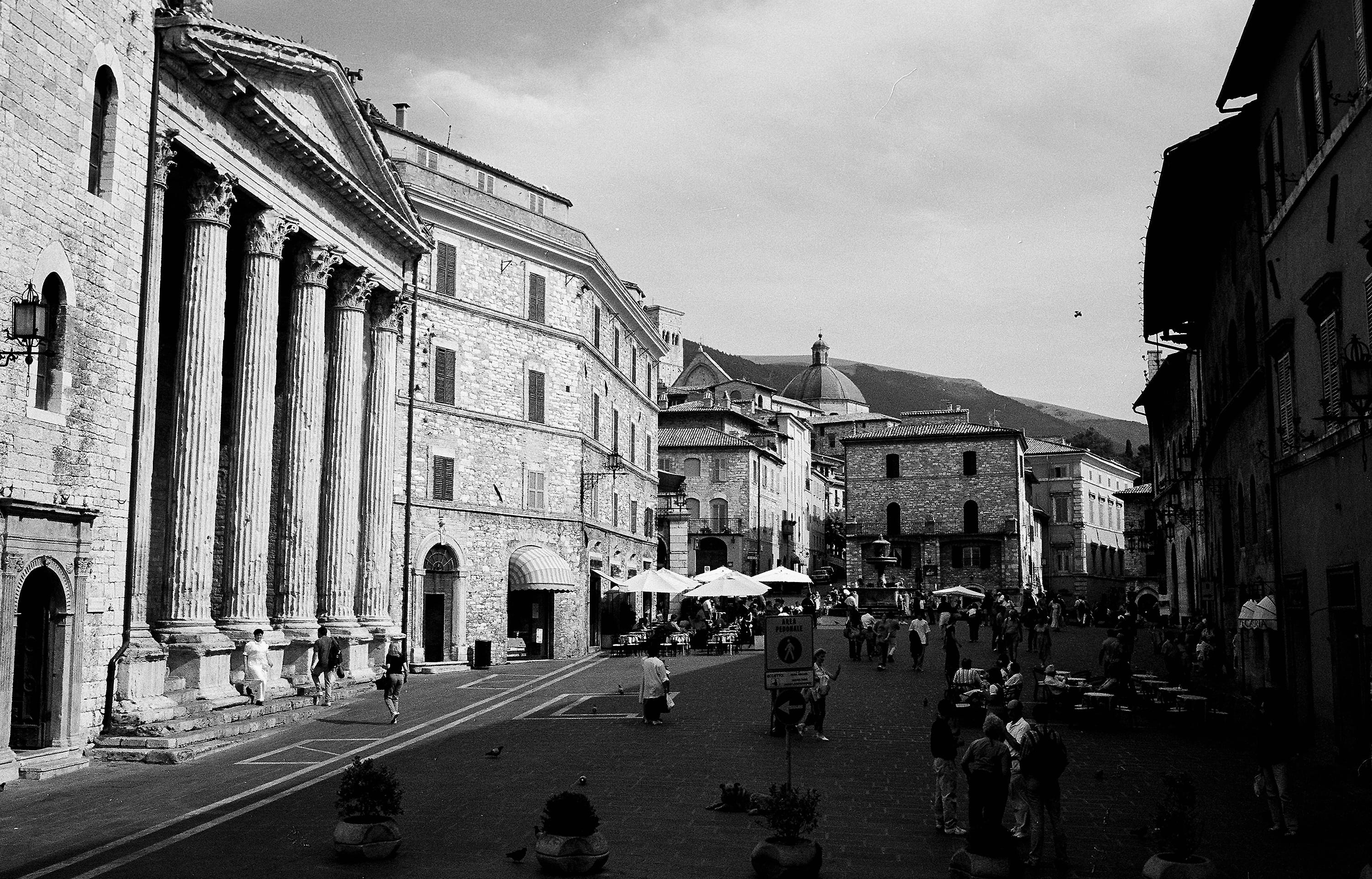 built structure, sky, real people, road, nature, assisi, city life, italy, comune, outdoors, street, building, day, space, black, town, piazza, architecture, HD Wallpaper