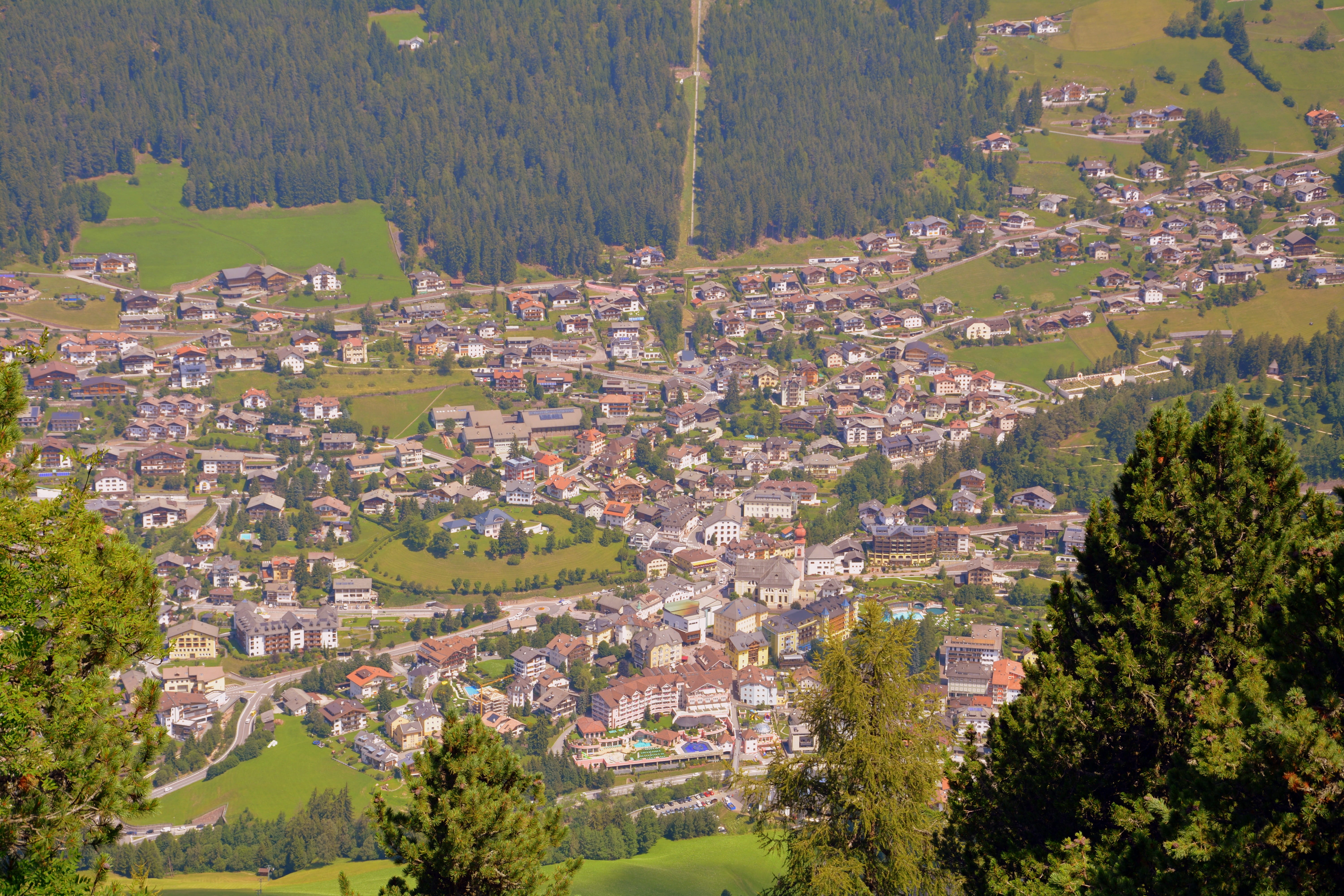 5K, cityscape, italy, mountain, built structure, no people, townscape, plant, tree, land, beauty in nature, house, ortisei, green color, scenics - nature, HD Wallpaper
