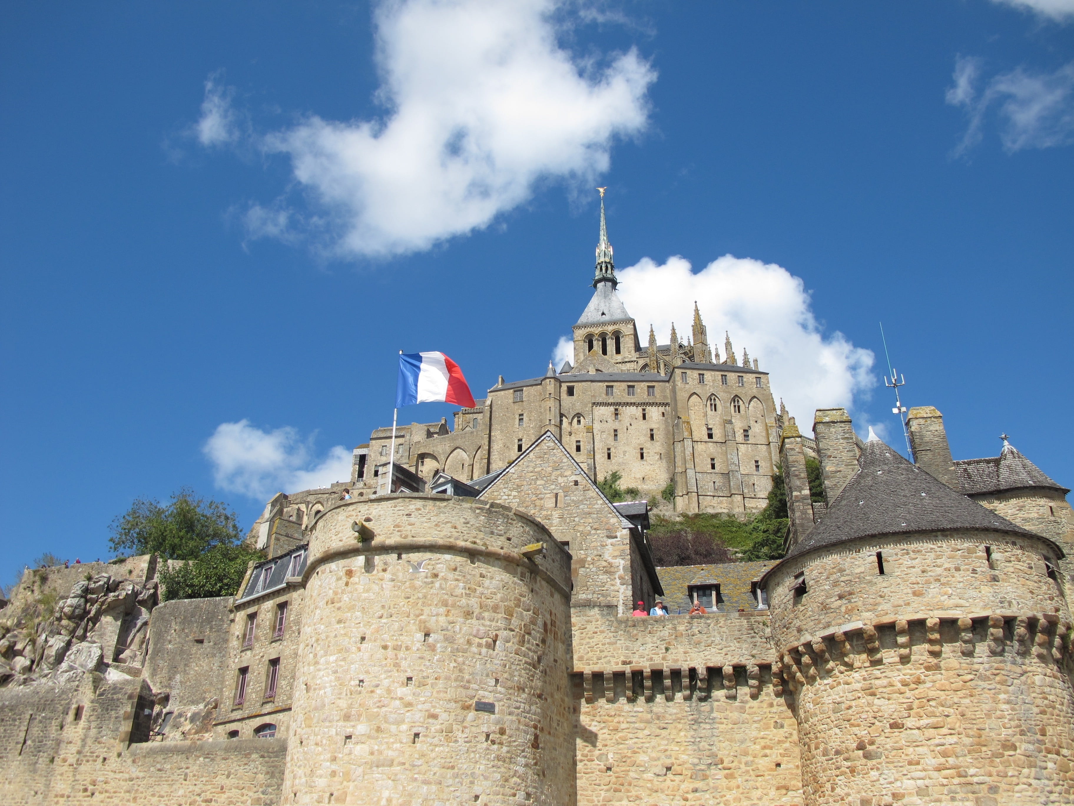 day, church, brittany, travel, 2K, architecture, heritage, low angle view, french flag, village, bay, building, fort, outdoors, mont saint michel, catholic, HD Wallpaper