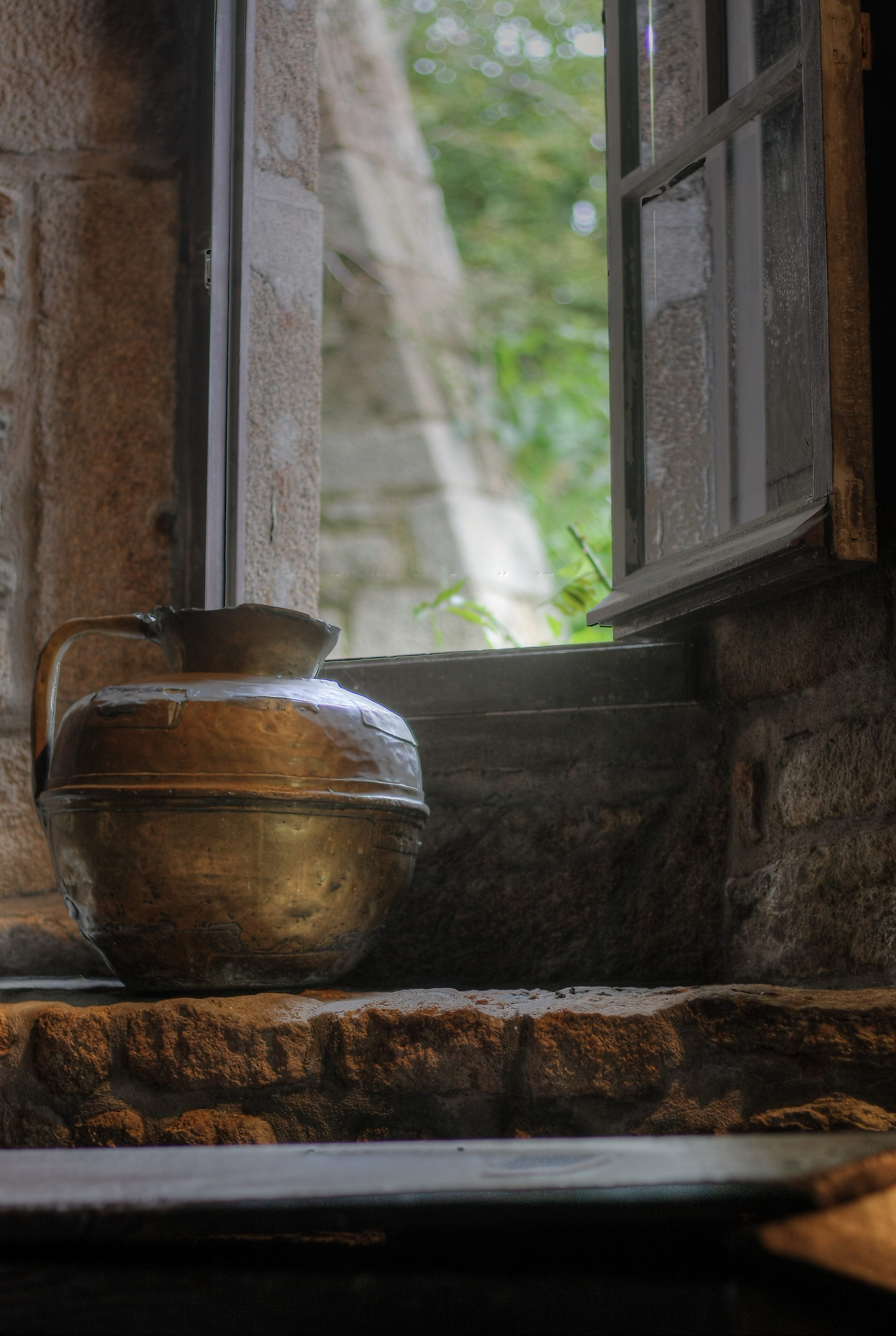old, 4K, no people, travel, glass - material, jug, attraction, Mont, gothic, container, wood - material, abbey, architecture, bench, tin, mont, history, Phone HD Wallpaper