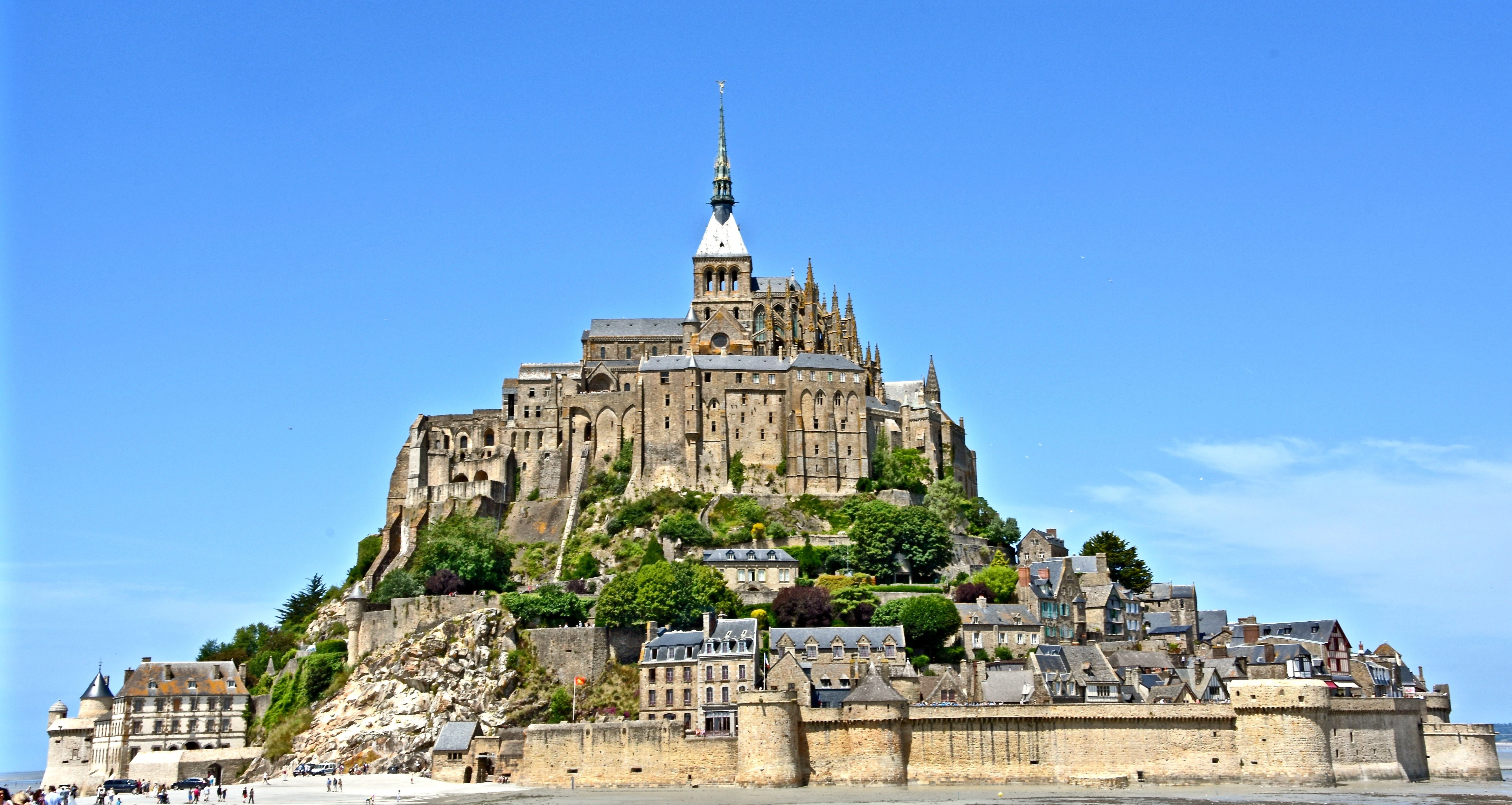 mont-saint-michel, low angle view, place of worship, belief, tourism, travel, island, no people, nature, france, fortress, clear sky, built structure, ancient civilization, HD Wallpaper