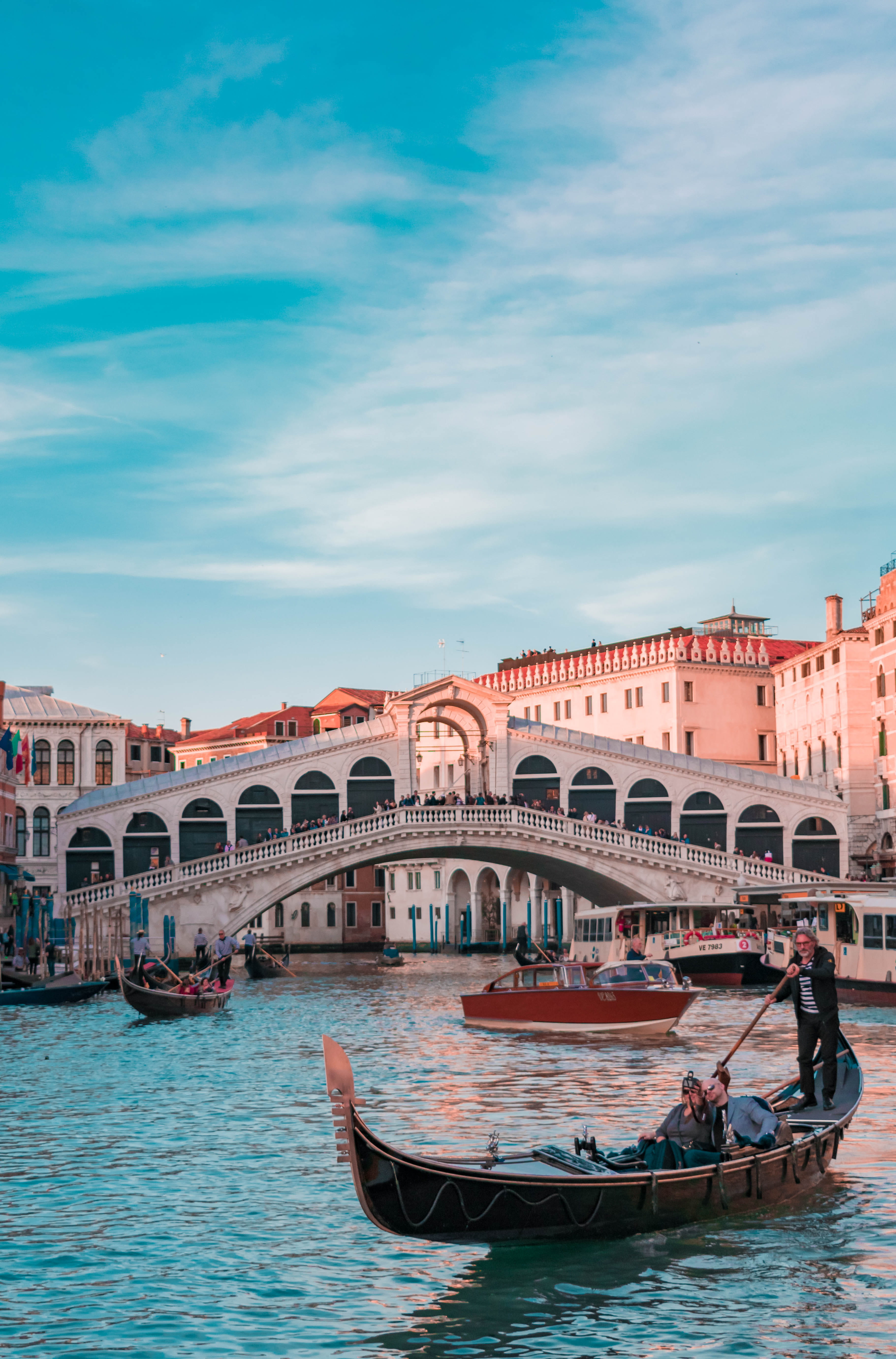 architecture, water, ponte di rialto, vessel, canal, transportation, watercraft, boat, bridge, gondola ride, venezia, 5K, rialto, italy, venice, sky, nature, Phone HD Wallpaper