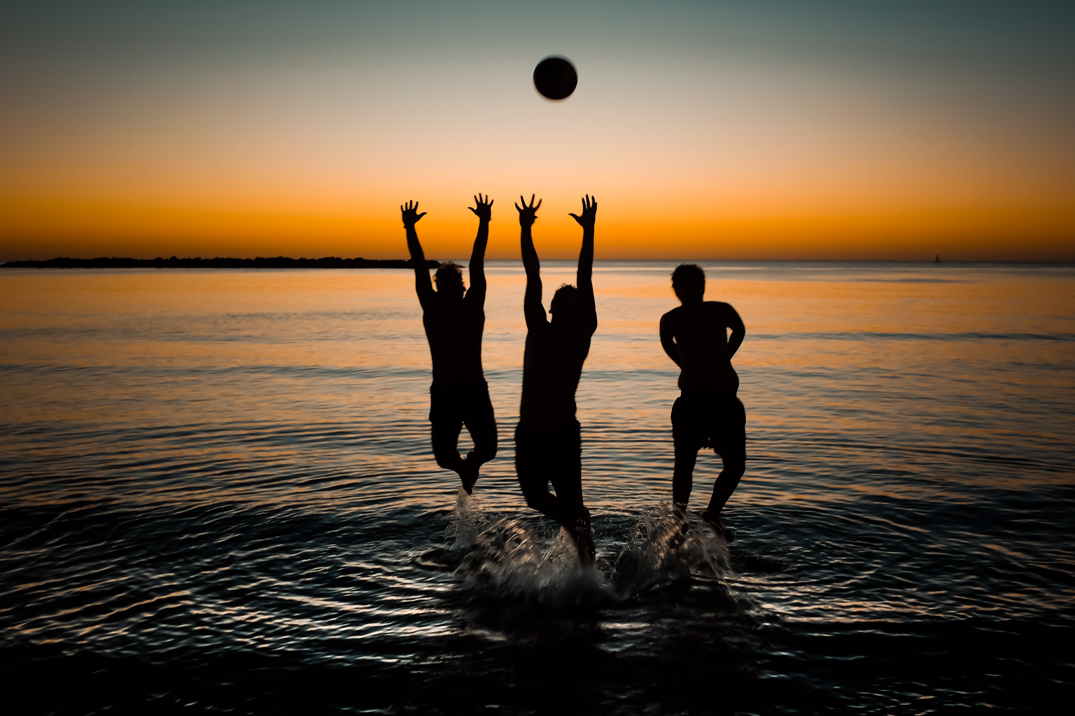 guys, catch, fun, jump, summer, end of summer, ball, sunset  beach, beach, nature, sea, evening, catching, silhouette, Back to Black, 4K, salto, outdoors, HD Wallpaper