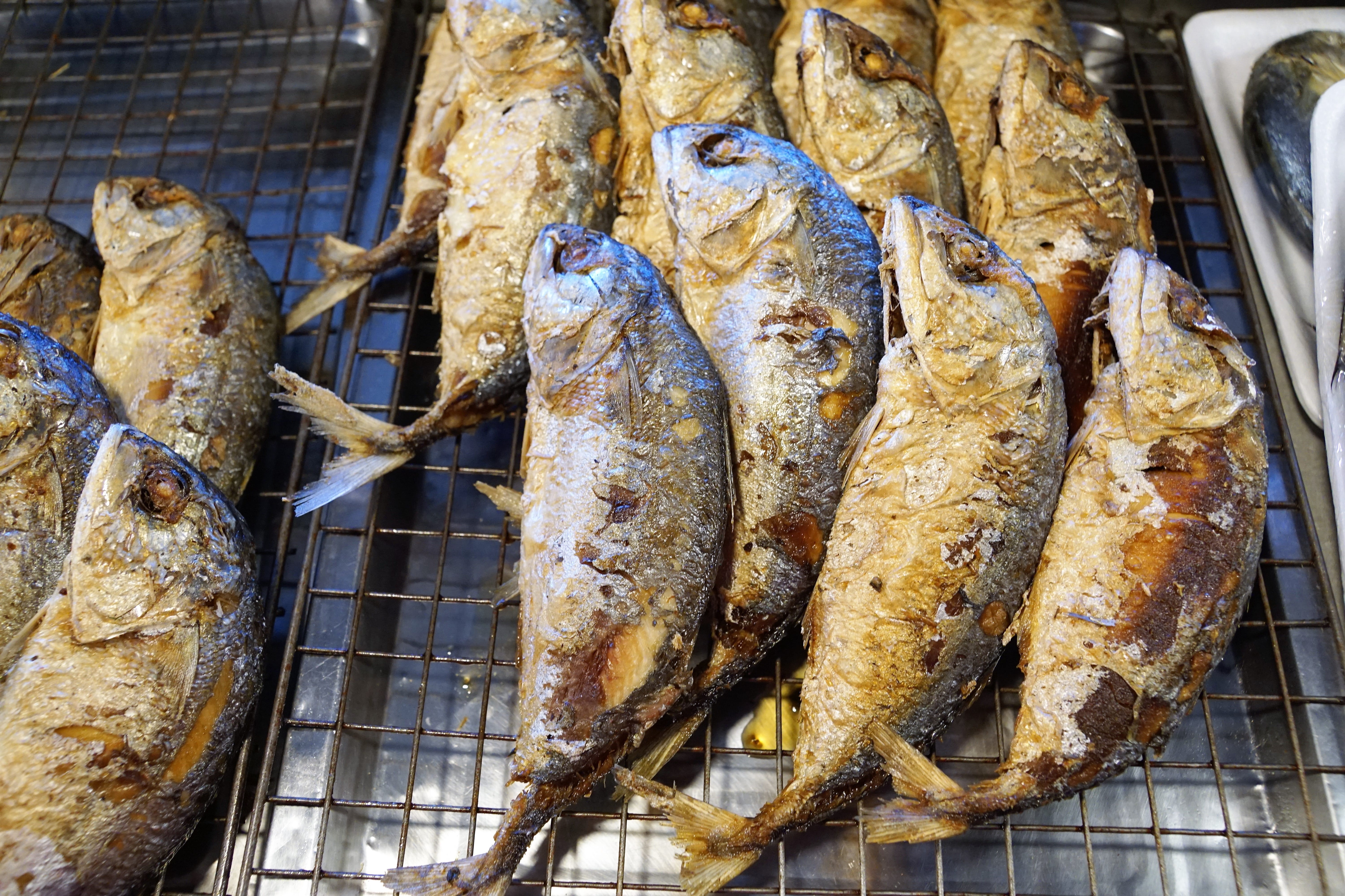 indoors, many, delicious, summer, savory, mackerel, tray, close-up, kitchen, thailand, day, wellbeing, festival, gourmet, grilled, metal, holidays, fish, HD Wallpaper