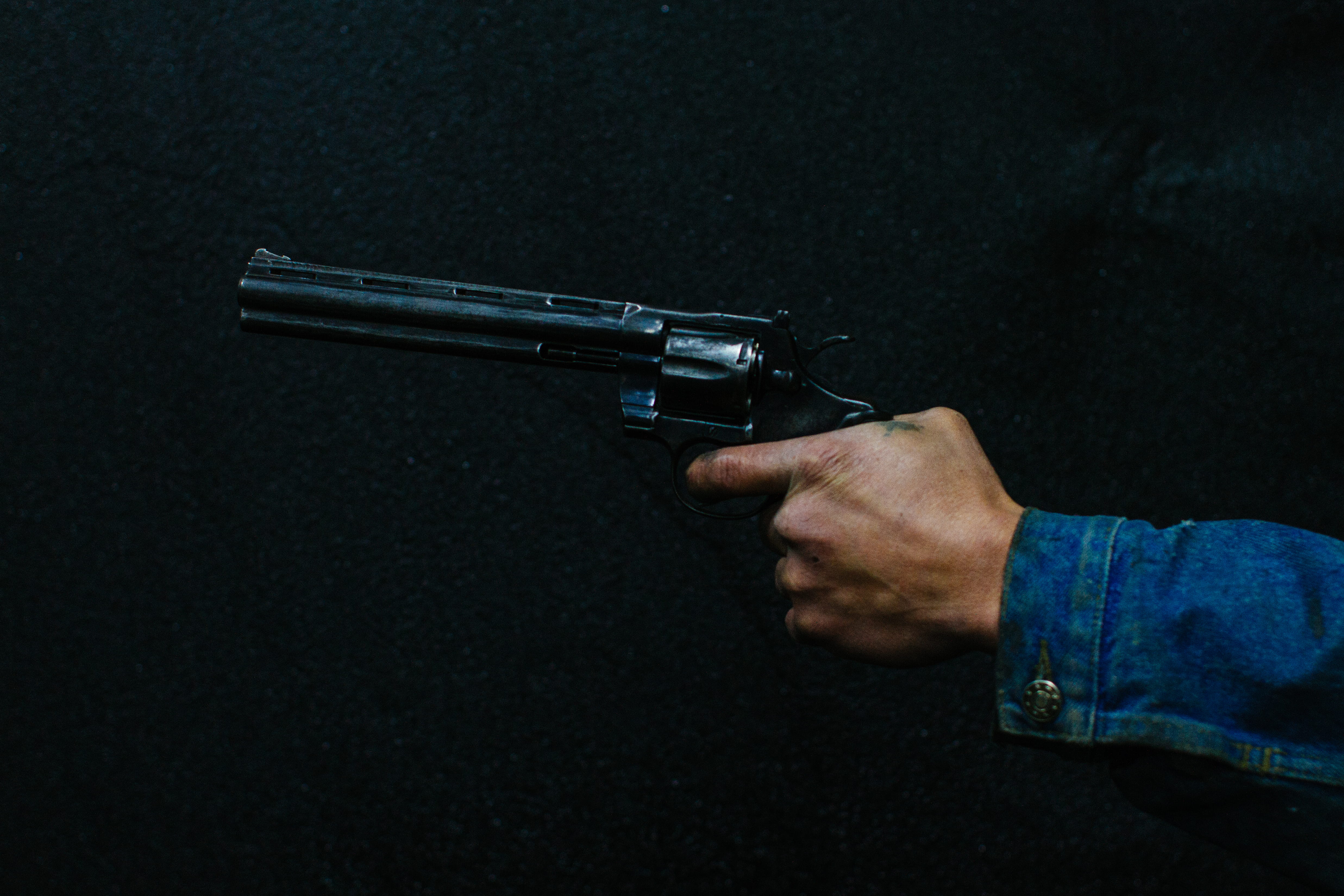 machine gun, car, gun, ammunition, violence, black background, violencia, carretera, human limb, shotgun, sign, suspense, shooting, aggression, holding, HD Wallpaper
