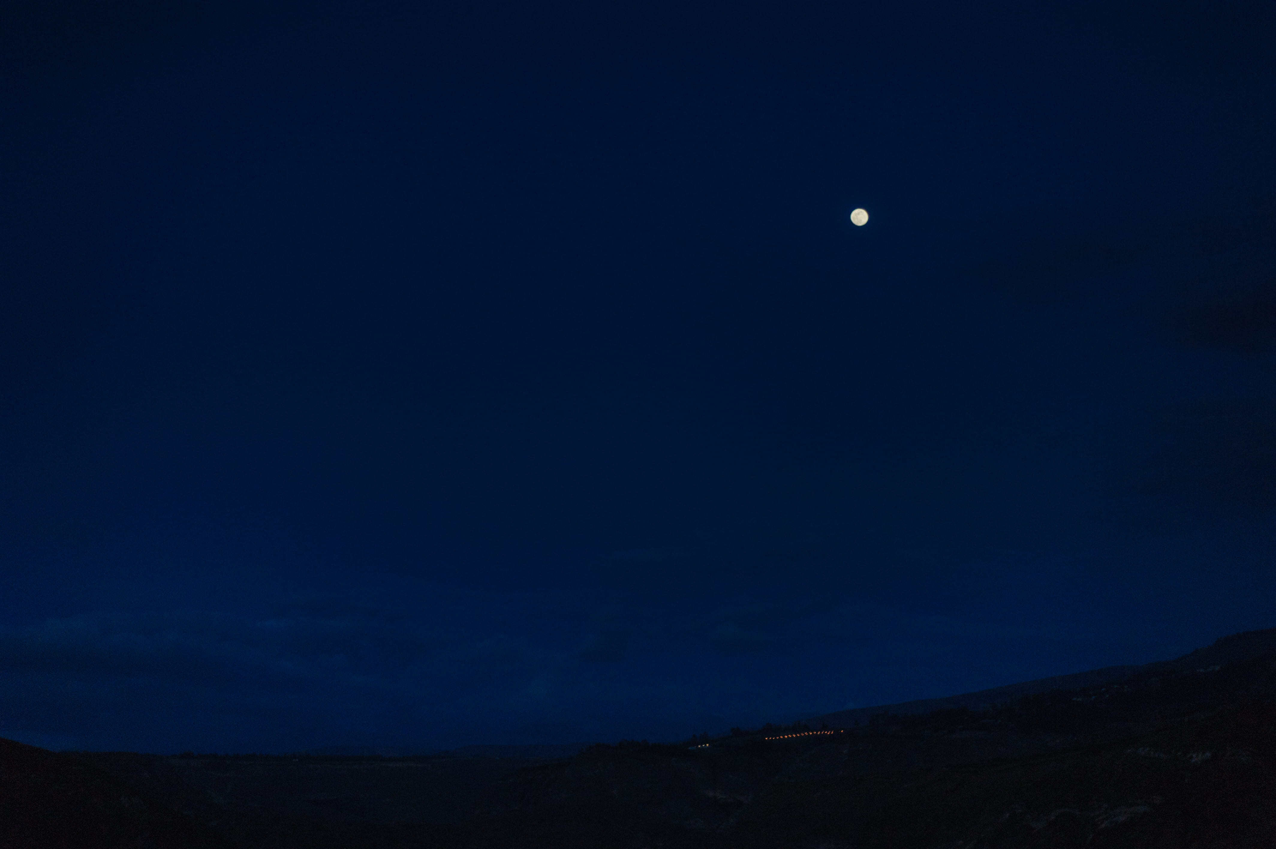universe, outer space, 4K, night, auto, mountain, suspenso, moonlight, beauty in nature, nature, scenics - nature, carretera, tranquility, moon, outdoors, HD Wallpaper