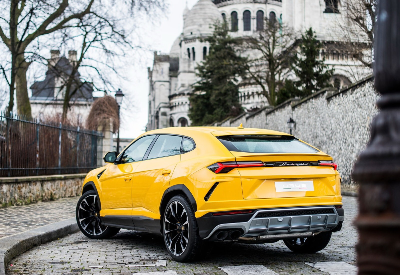 city, lamborghini, luxury, plant, land vehicle, outdoors, day, car, mode of transportation, building exterior, 720P, nature, urus, transportation, tree, HD Wallpaper