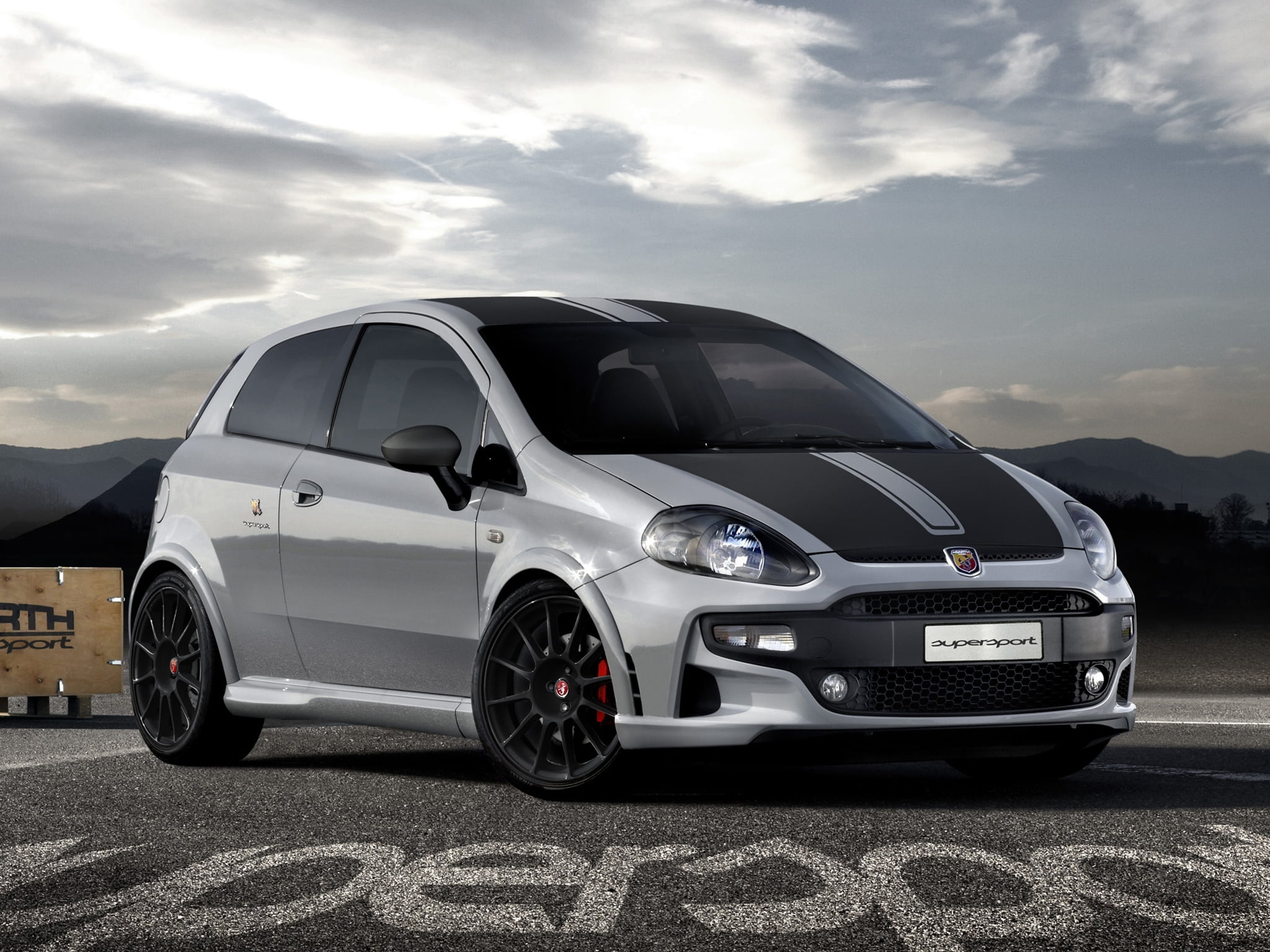 road, street, auto, wheel, no People, parking, silver, hatchback, sports Utility Vehicle, fleet of Vehicles, retro styled, technology, speed, sedan, nature, HD Wallpaper