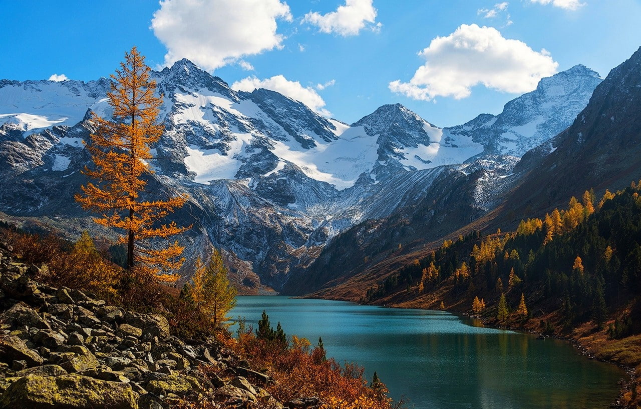 720P, clouds, forest, trees, white, Russia, fall, water, blue, green, lake, nature, mountains, Altai Mountains, snow, landscape, orange, snowy peak, HD Wallpaper