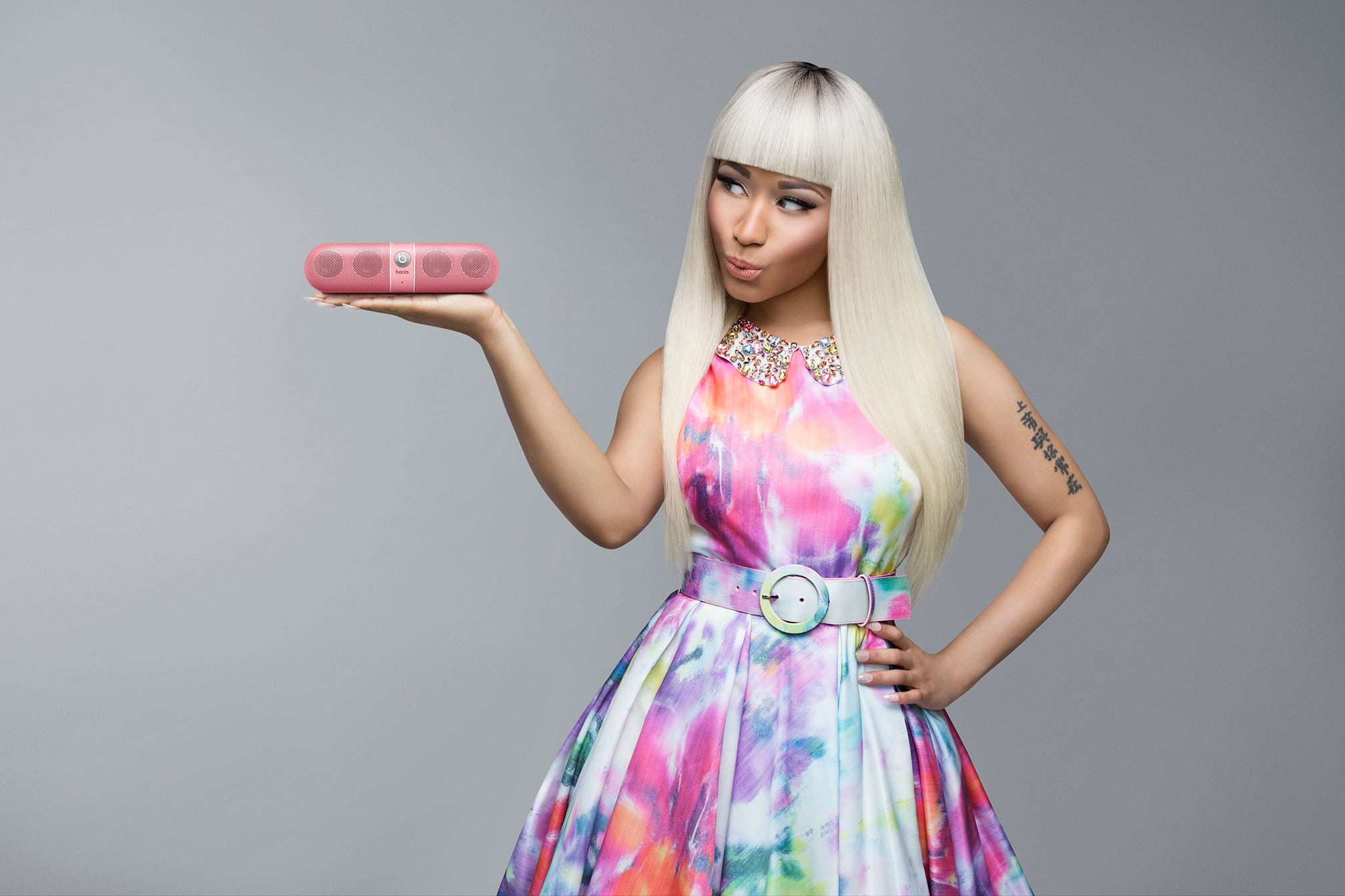 people, beautiful woman, front view, standing, gray background, looking at camera, minaj, caucasian Ethnicity, backgrounds, blond Hair, studio Shot, technology, HD Wallpaper