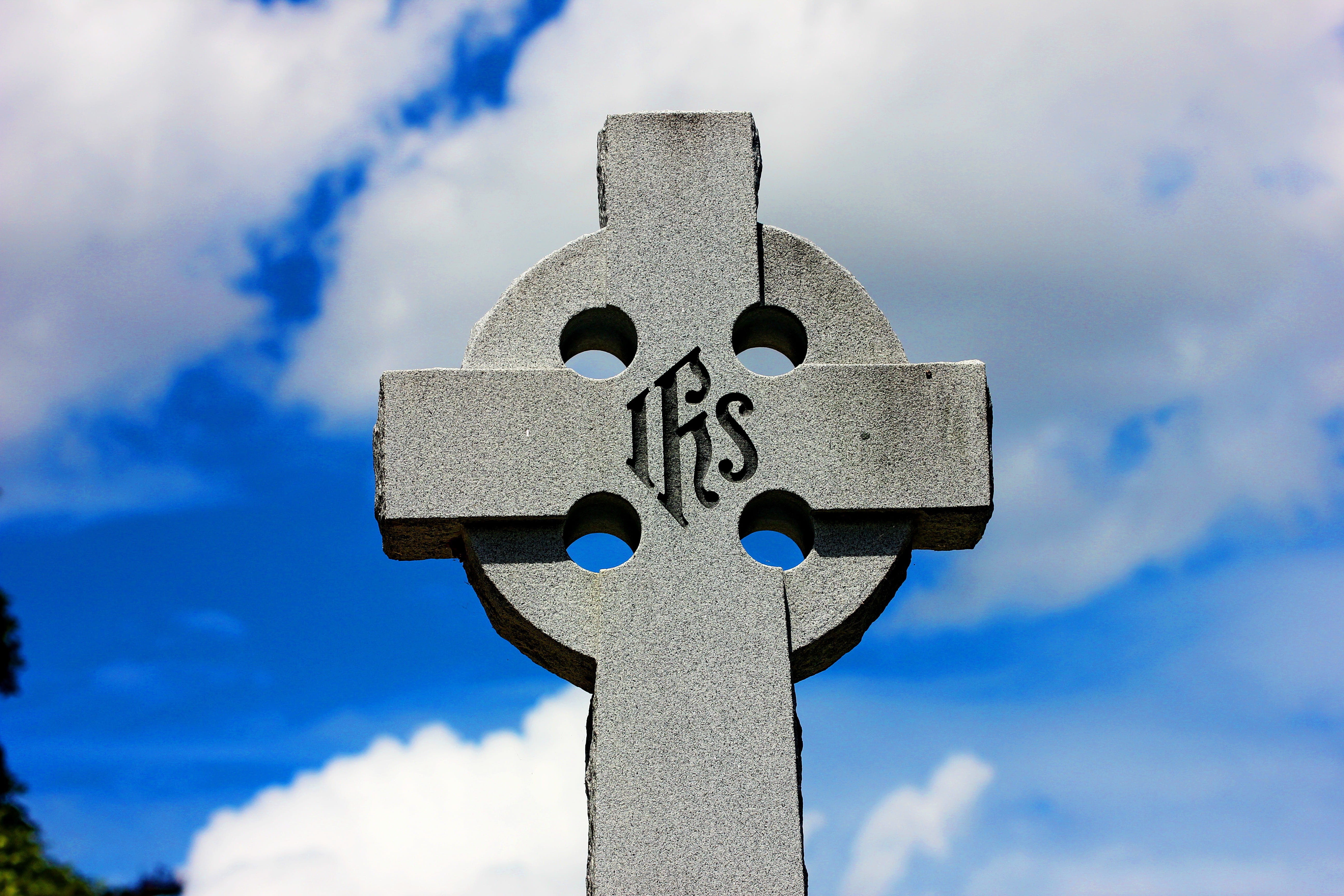 symbol, religion, no people, cloud - sky, old, tomb, grave, guidance, monument, graveyard, art and craft, communication, tombstone, nature, sign, stone, HD Wallpaper