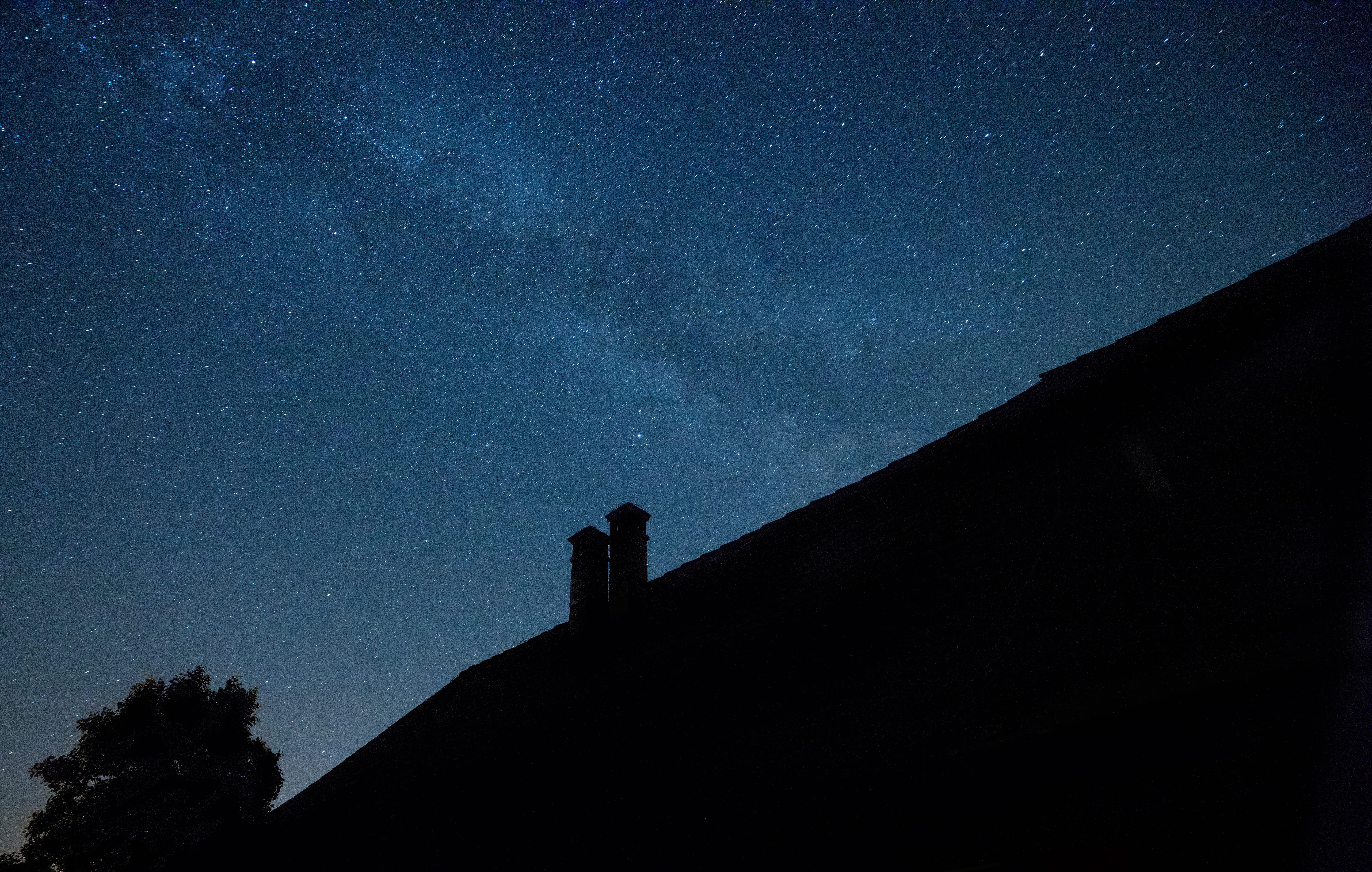 nature, photography, space and astronomy, space, astronomy, stars, dark, low angle view, outdoors, silhouette, roof, beauty in nature, sky, house, milky way, HD Wallpaper