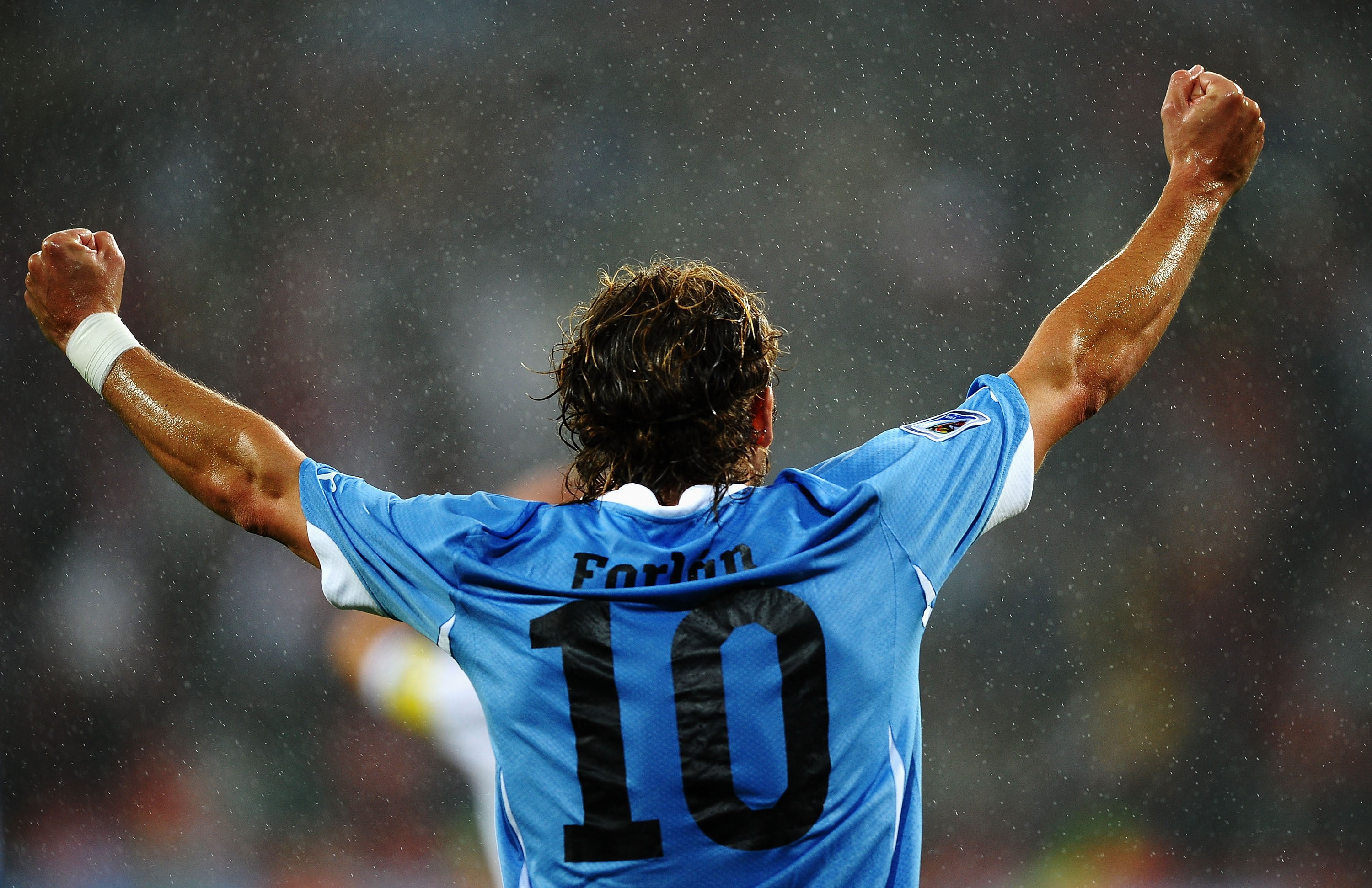 sportsman, men, limb, human limb, focus on foreground, human arm, 2K, one person, Diego Forlan, s, world Cup 2010, football, gesturing, sport, jersey, HD Wallpaper
