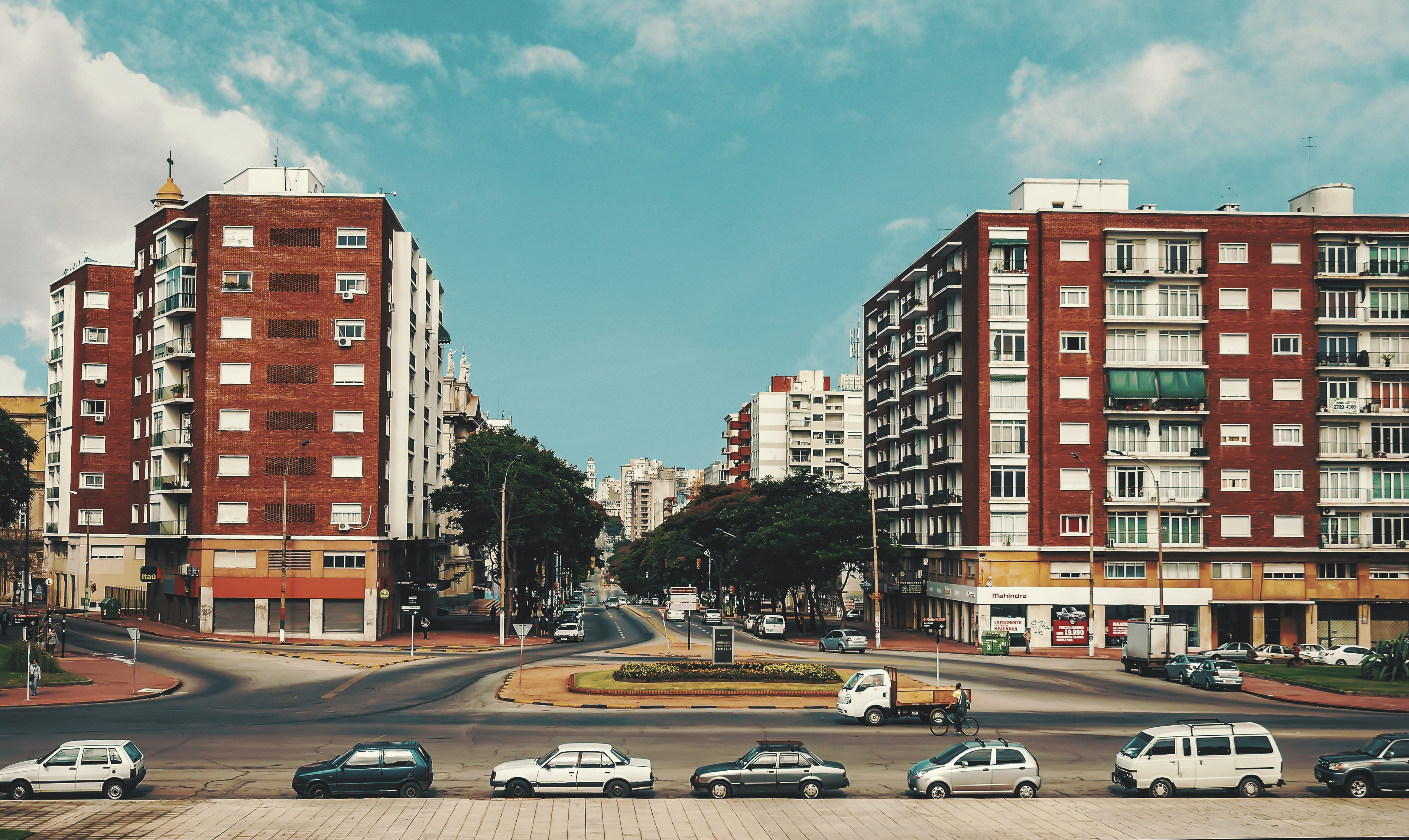 land vehicle, outdoors, building exterior, latina, motor vehicle, road, sky, street, sign, building, montevideo, no people, residential district, built structure, HD Wallpaper