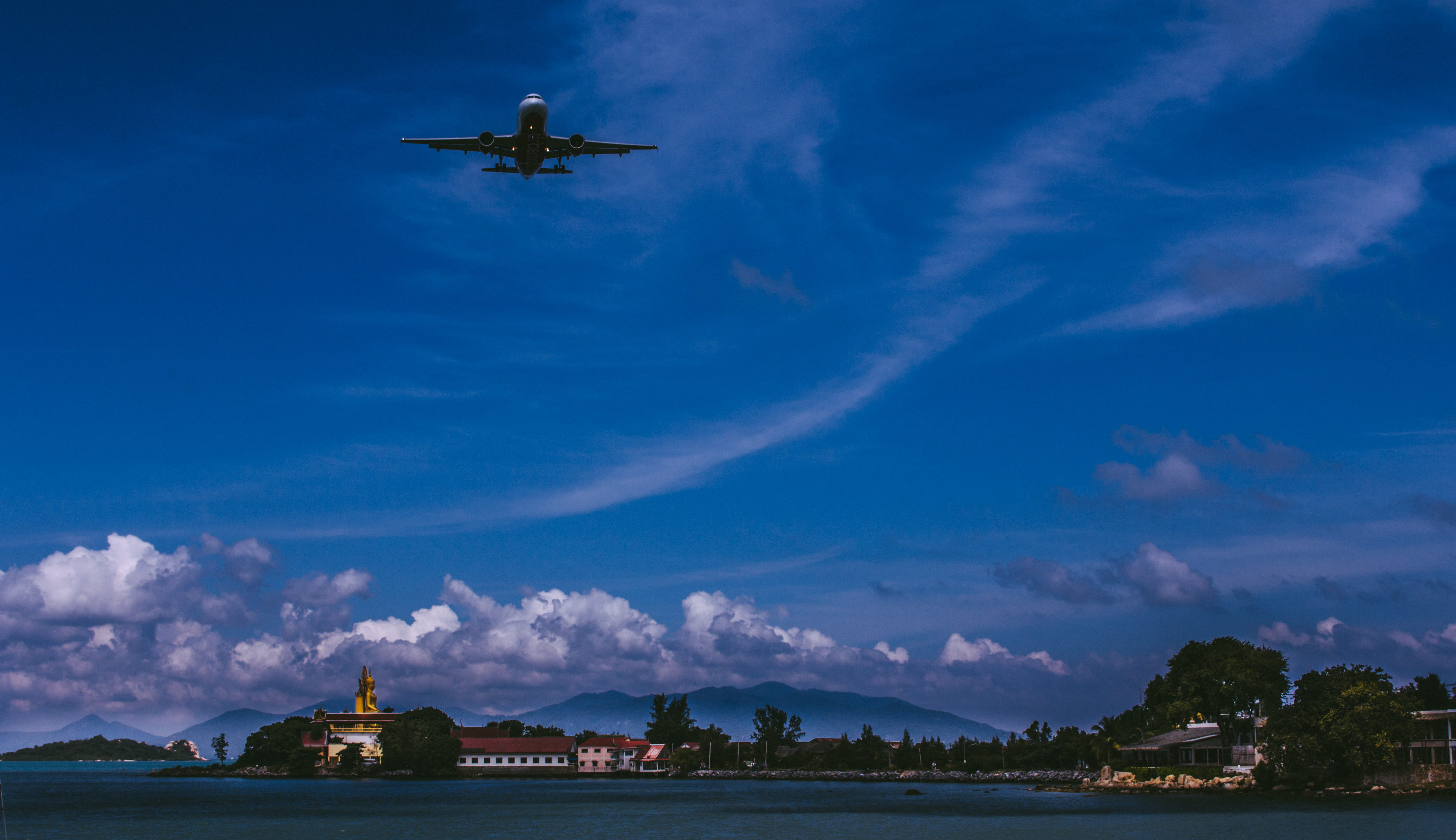 beauty in nature, water, island, sky, transportation, landing, architecture, holiday, low angle view, 4K, motion, blue, flying, samui airport, aerospace industry, HD Wallpaper