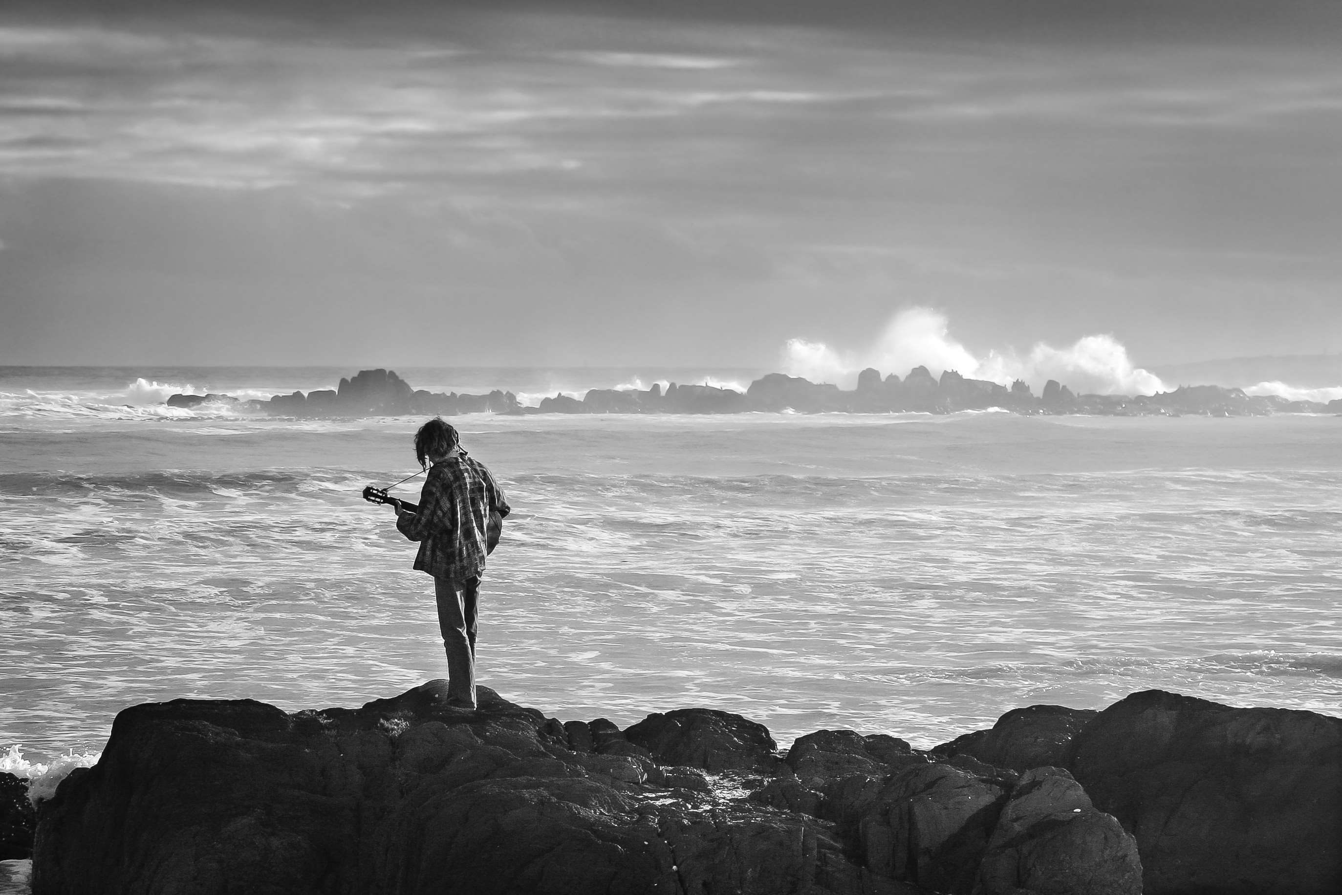standing, solo, wave, sea, horizon over water, white, guitar, ocean, guitarist, rock - object, outdoors, beach, water, full length, looking at view, solid, HD Wallpaper