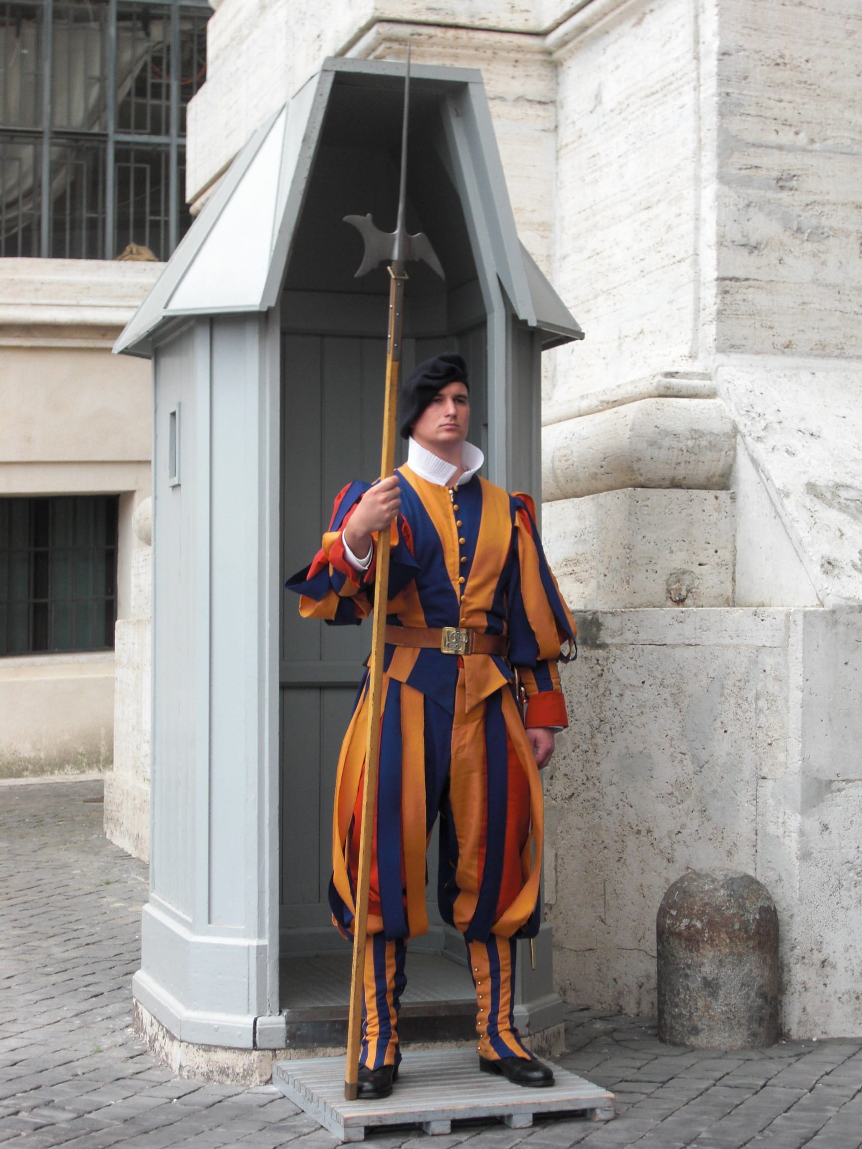 real people, day, the past, guard, holding, lifestyles, Rome, vatican, front view, building, one person, uniform, mid adult, one man only, history, leisure activity, Phone HD Wallpaper