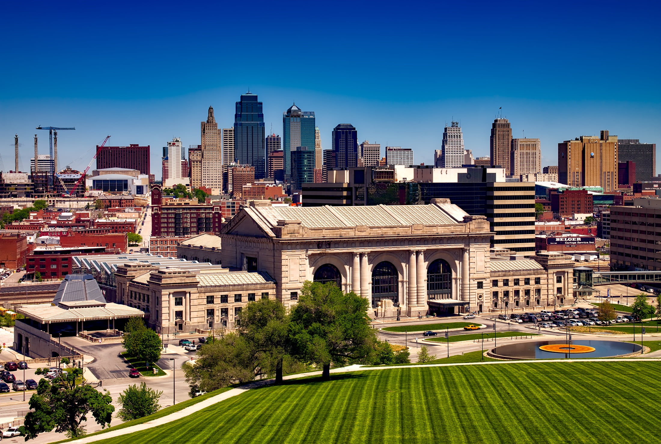 residential district, grass, union station, architecture, modern, city, blue, kansas city, historic, sky, rise, office building exterior, luxury, high, HD Wallpaper