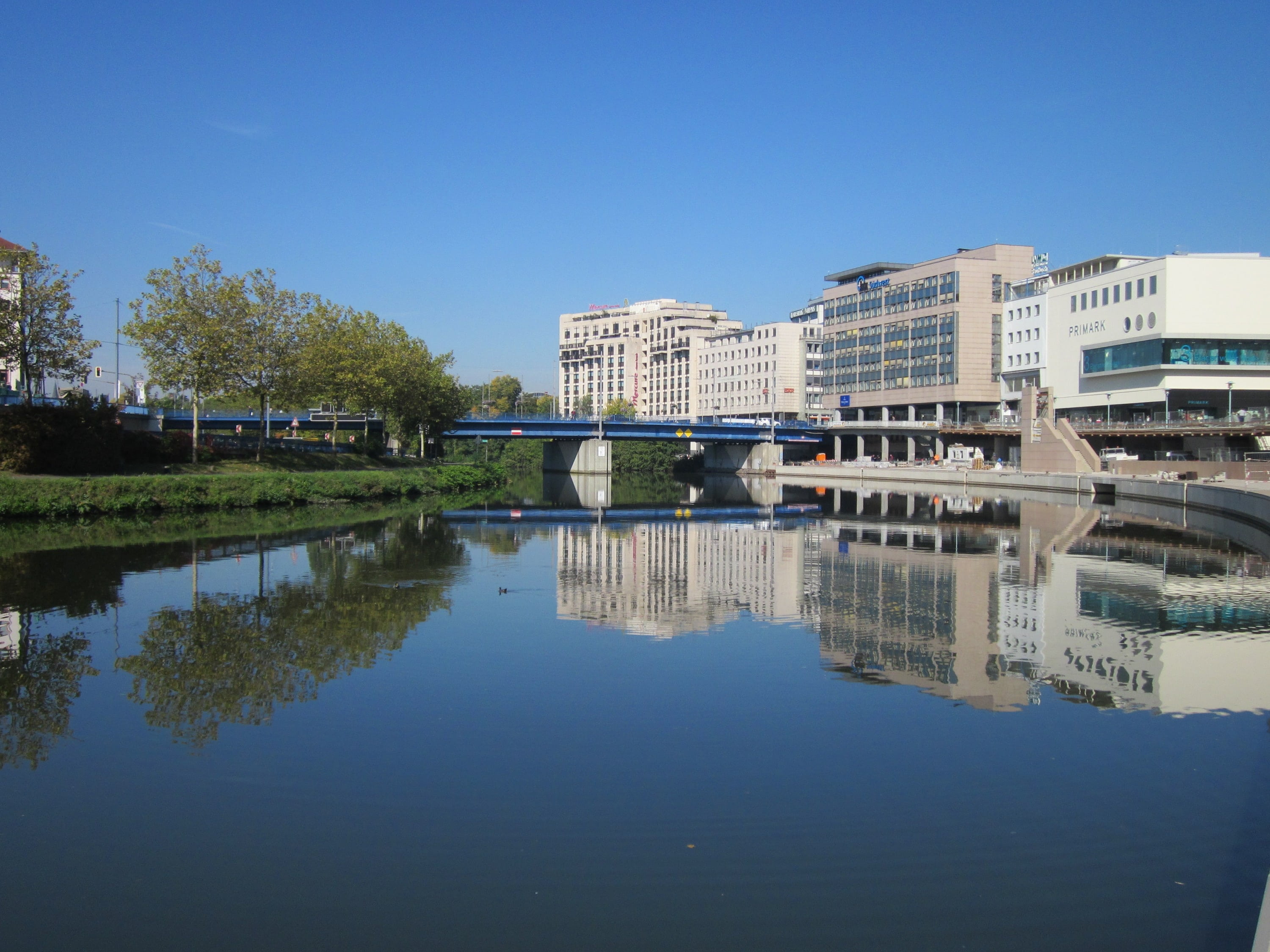 glassy, architecture, clear sky, building exterior, tranquil, no people, tree, blue, saarbruecken, day, building, reflection, city, calm, reflecting pool, HD Wallpaper