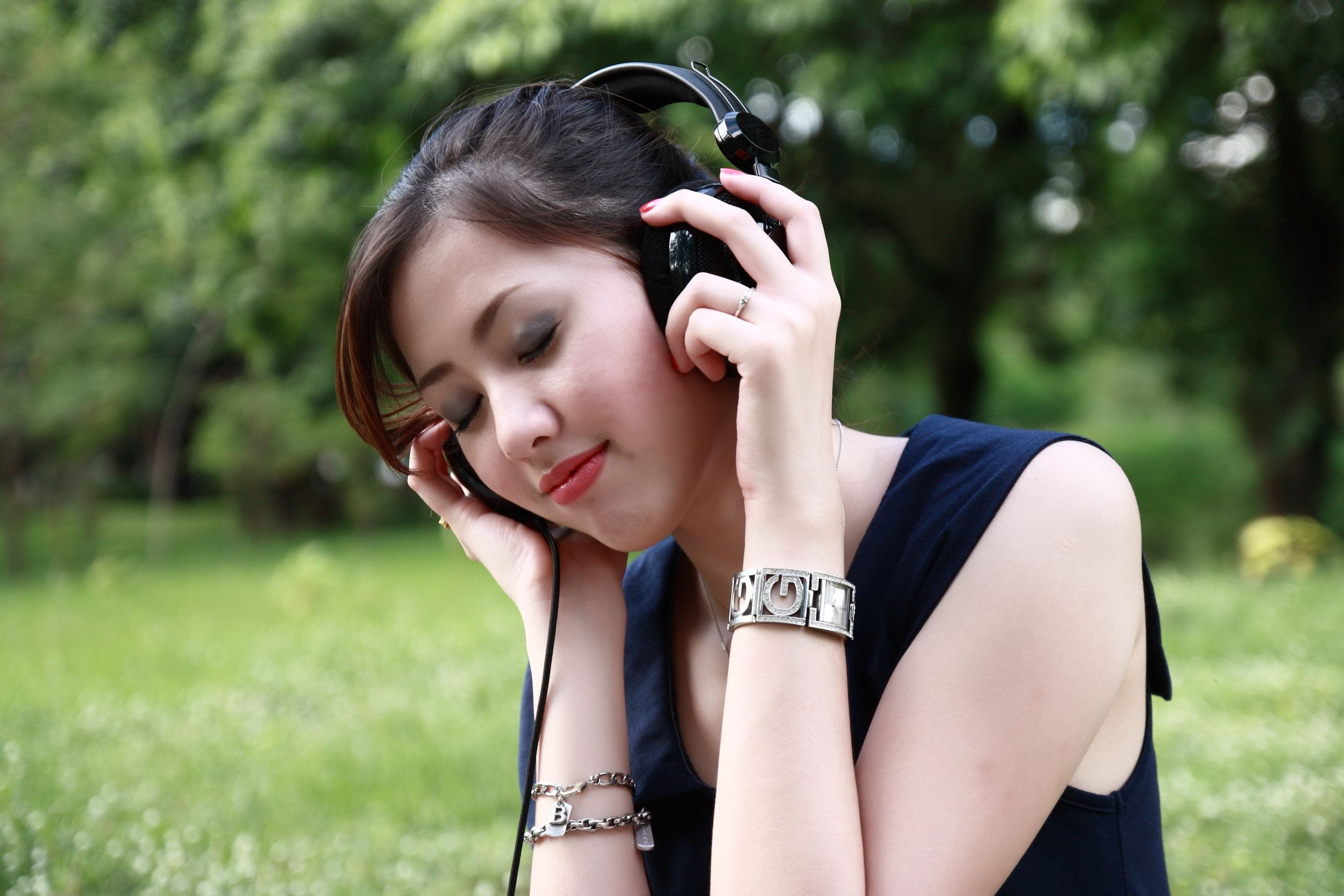 focus on foreground, wearing, beautiful woman, looking, teens, people, headphones, outdoors, contemplation, relax relax relax, nature, entertainment, recreation, HD Wallpaper