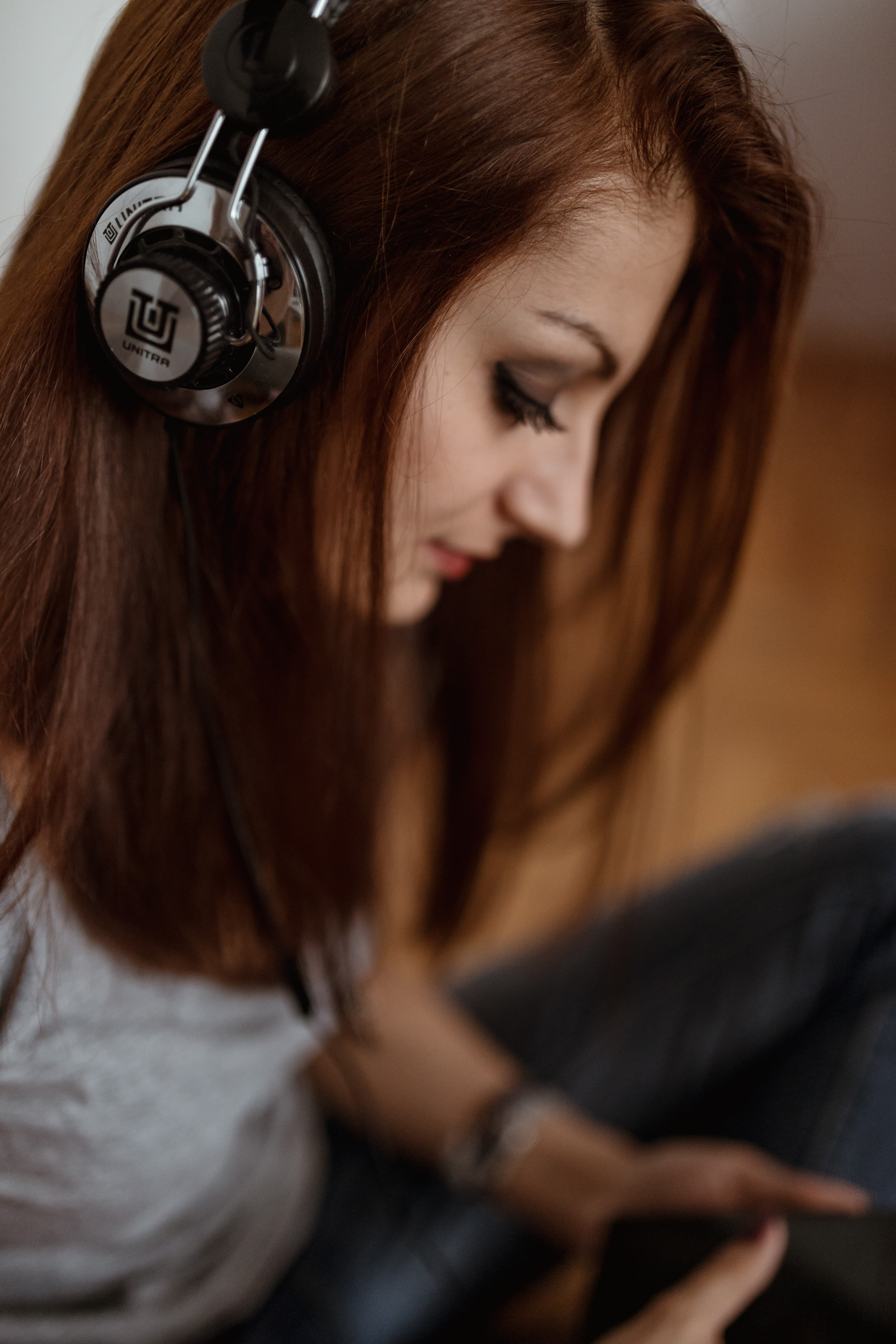 young adult, human hair, indoors, lifestyle, phone, song, sitting, woman, technology, young women, attractive, brown hair, beauty, listening, beautiful, Phone HD Wallpaper