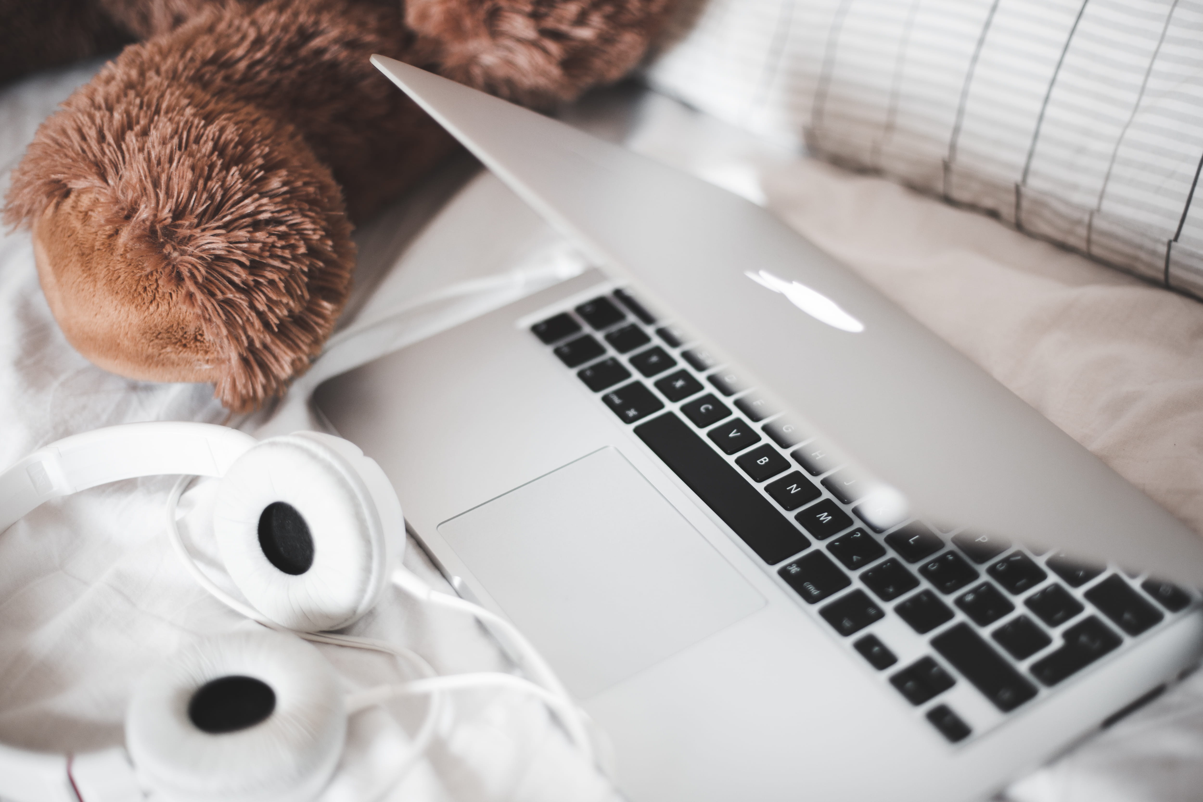 macbook, teddy, macbook pro, play, communication, high angle view, creativity, bear, morning, headphones, selective focus, bed, music, technology, listening, HD Wallpaper