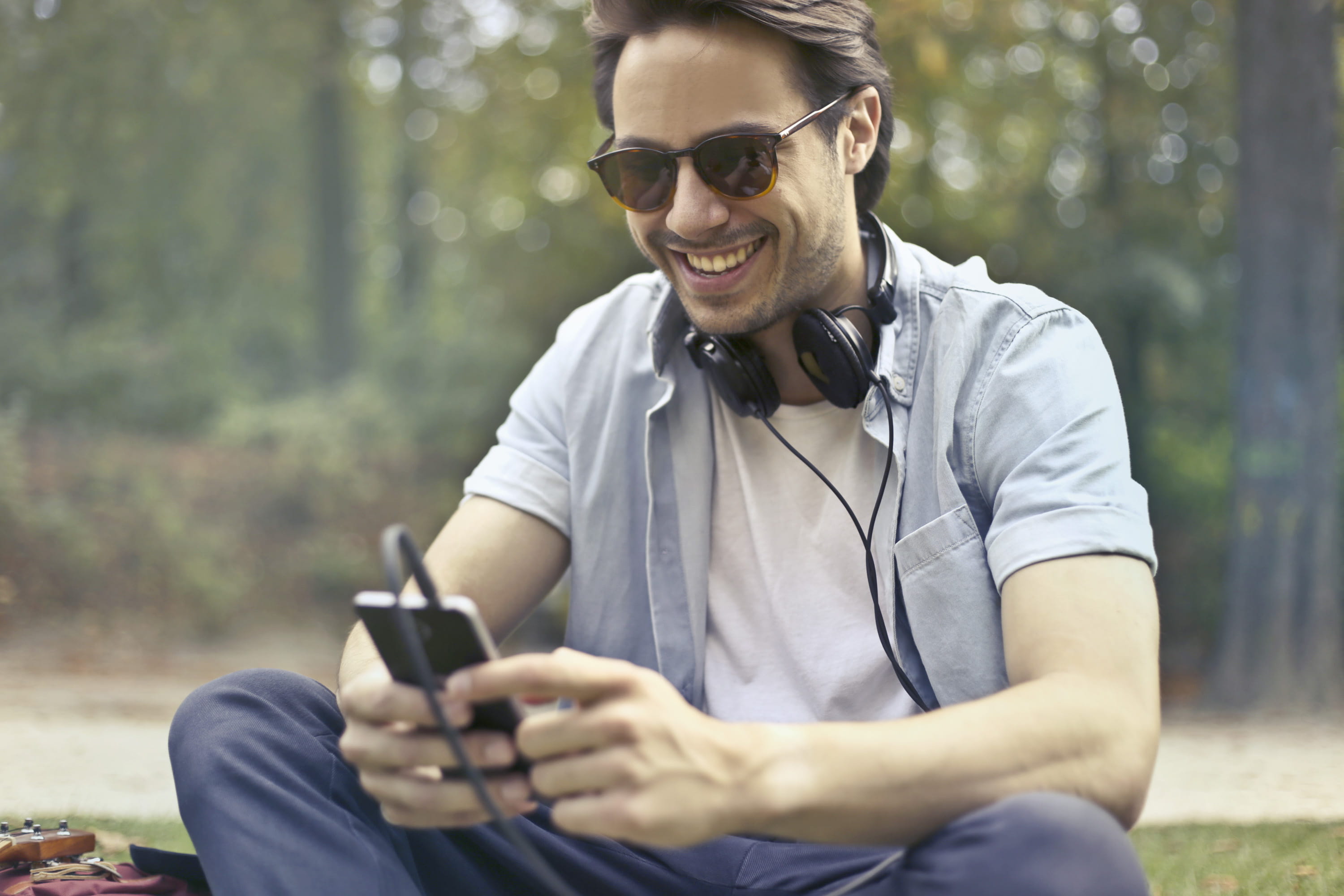 male, people, boy, man, Outdoors, young men, teen, open shirt, mobile, Music, Listening, mp3 player, wearing, technology, sitting, outdoor, 25-30 Years, HD Wallpaper