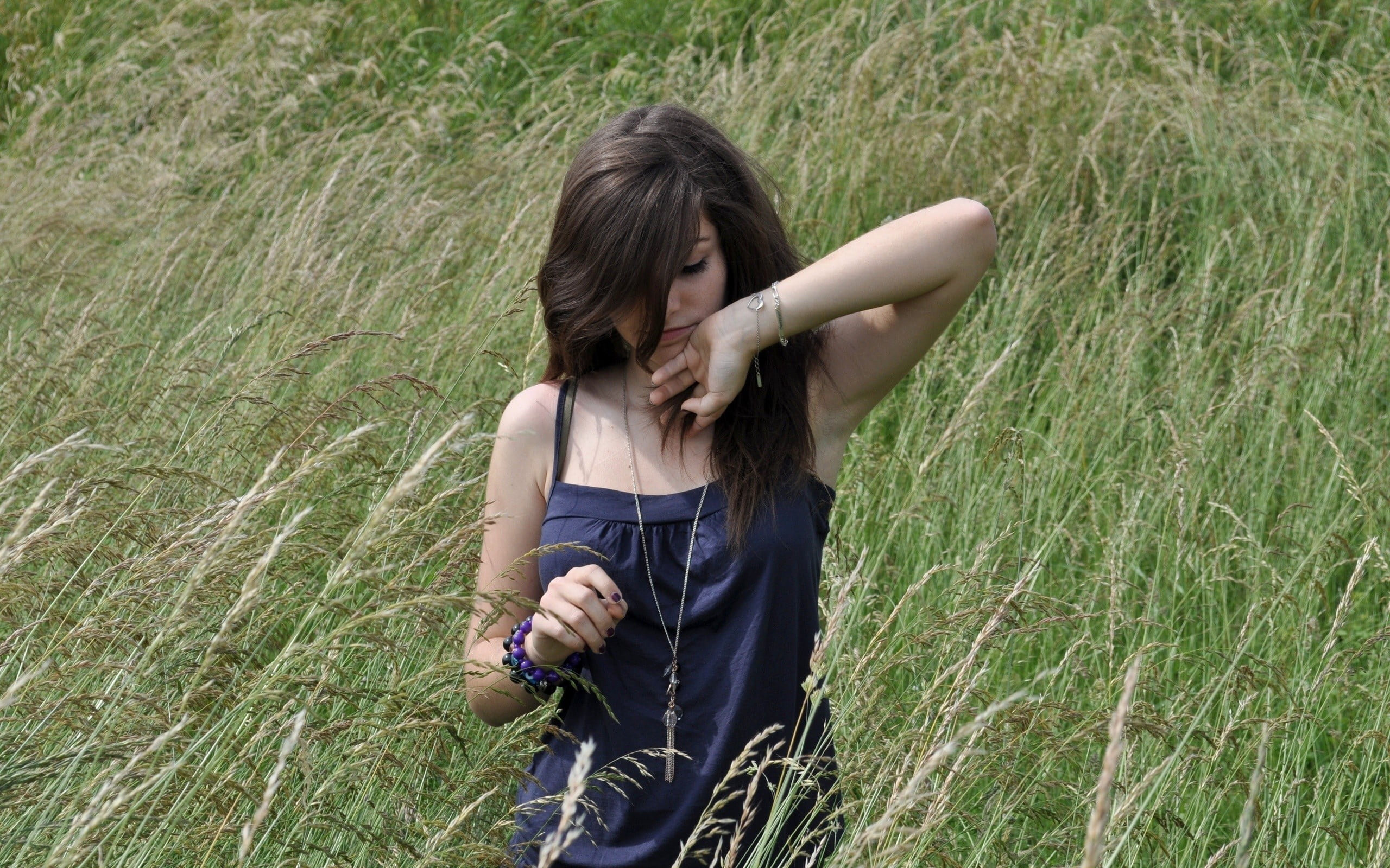grass, brown, hair, lifestyles, real people, dress, hairstyle, three quarter length, women outdoors, 2K, adult, outdoors, casual clothing, front view, HD Wallpaper