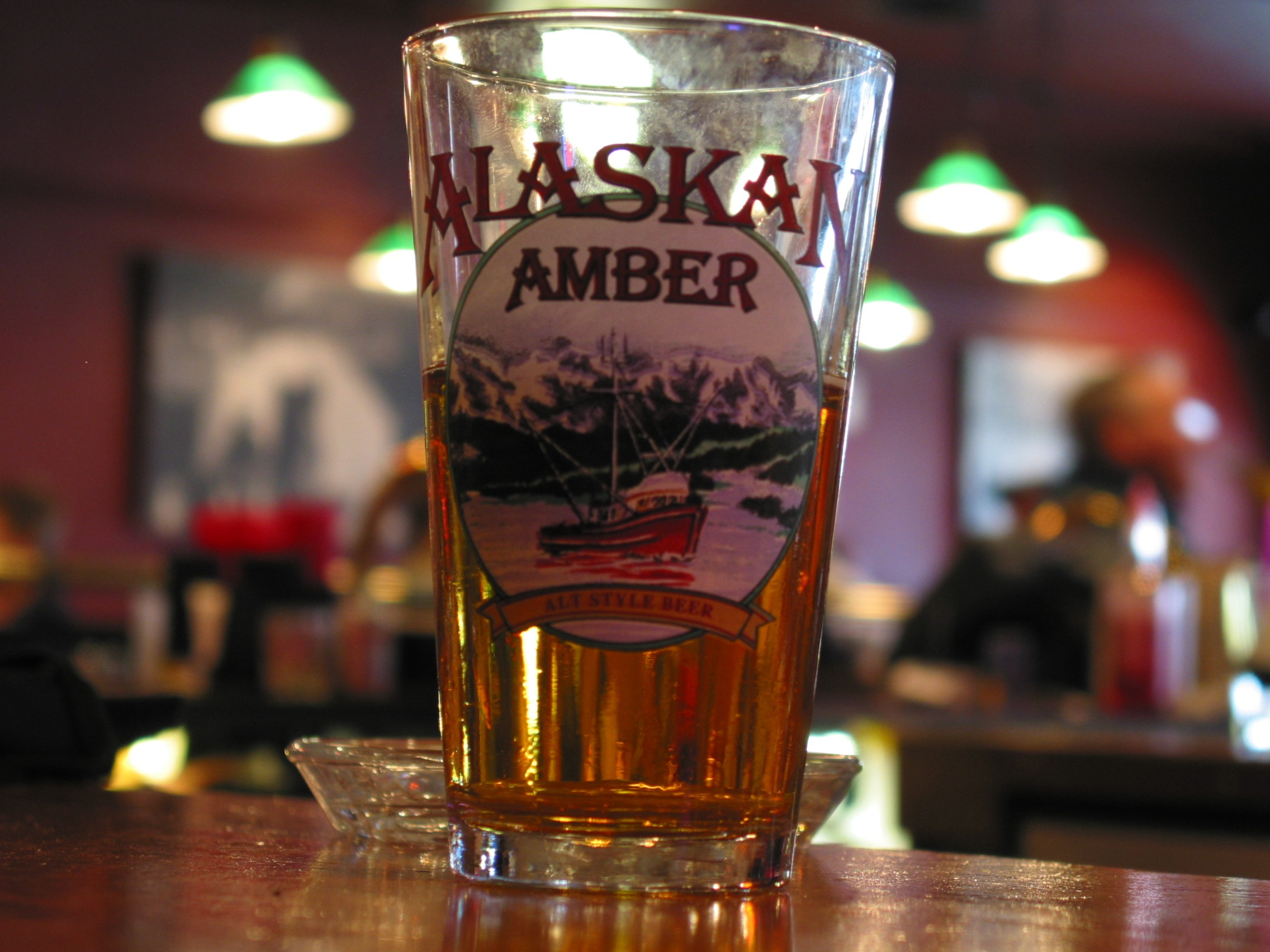 illuminated, beer glass, glass, food and drink, alaska, business, alcohol, indoors, drinking, amber, incidental people, top, 1080P, freshness, skagway, HD Wallpaper