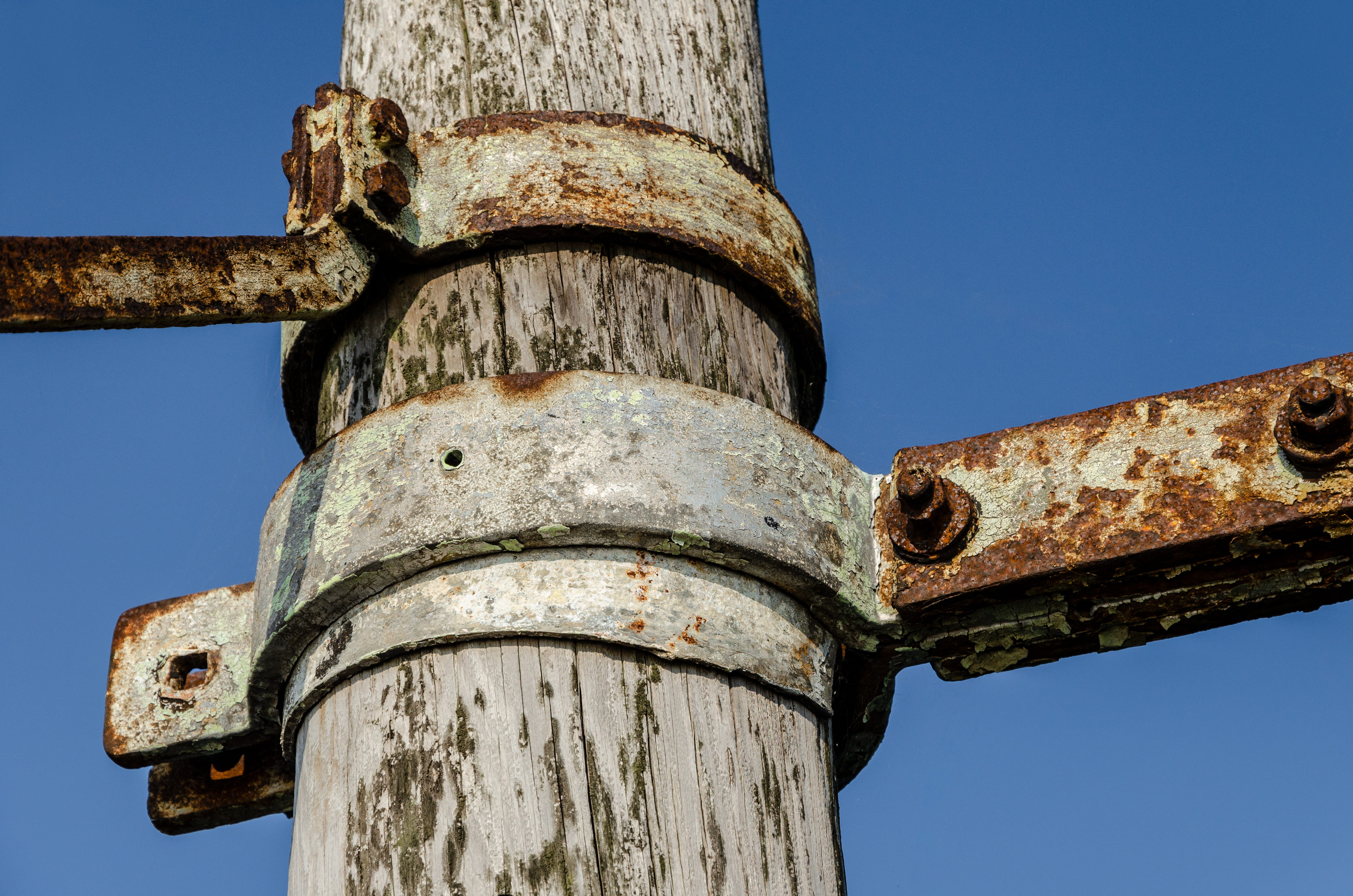 weathered, damaged, wooden post, nature, metal, clear sky, 4K, architecture, day, outdoors, sky, no people, wood, close-up, post, built structure, history, HD Wallpaper
