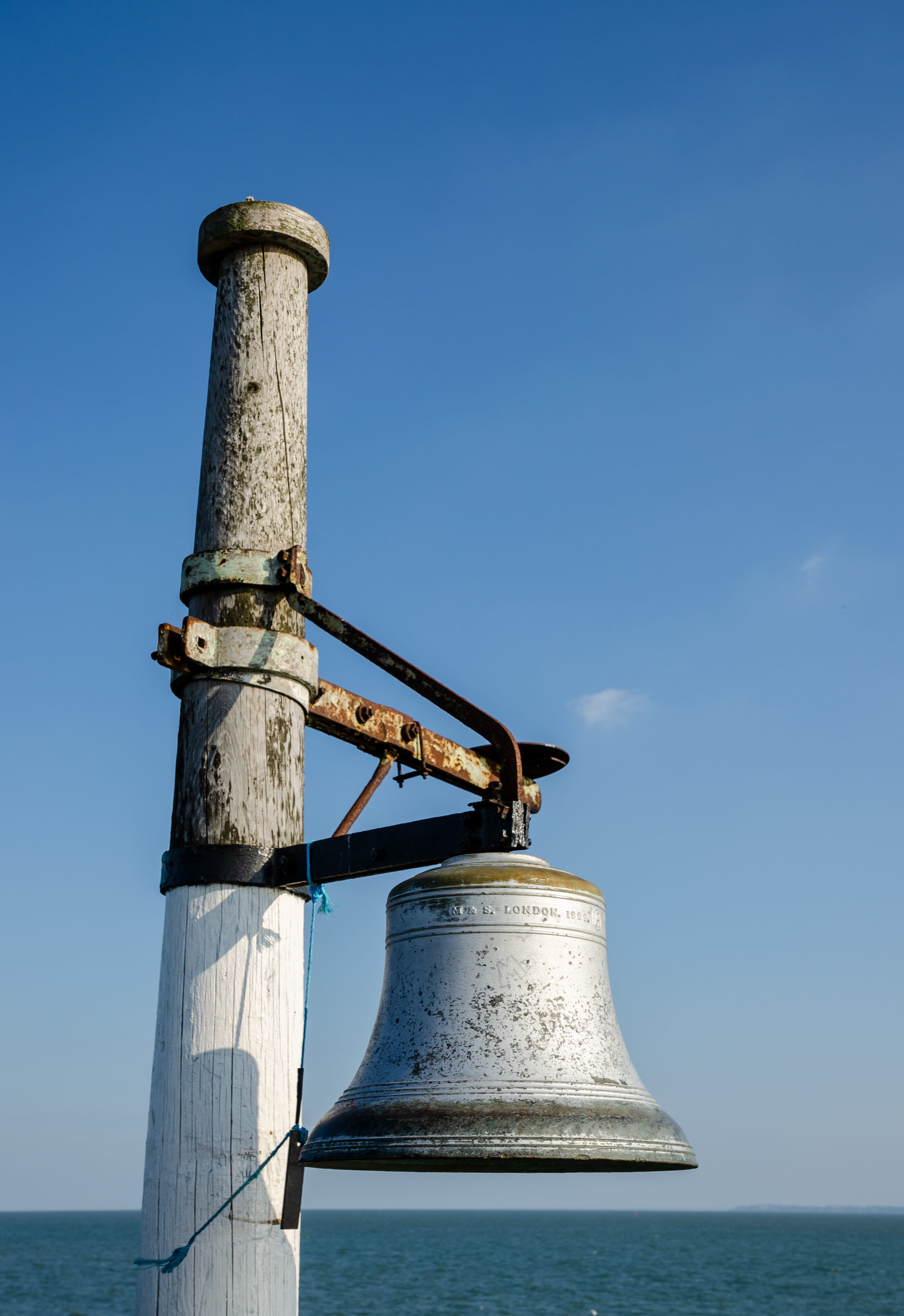 low angle view, water, outdoors, nature, 4K, day, blue, no people, built structure, wood - material, fore mast, sunlight, horizon over water, metal, wooden post, Phone HD Wallpaper