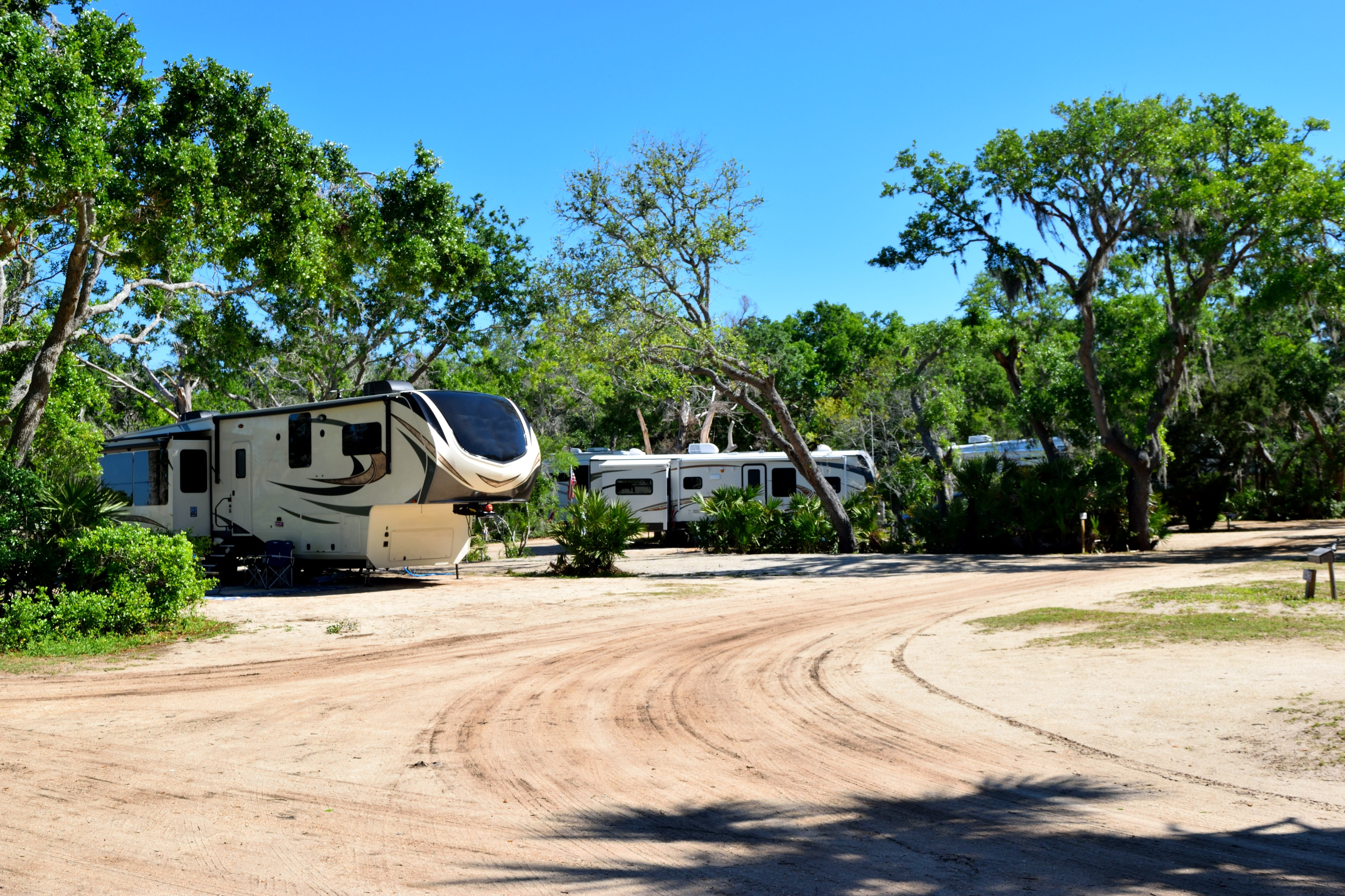 park, 5K, travel, vacation, lifestyles, journey, blue, leisure, motor vehicle, camp, activity, summer, campsite, sunlight, abandoned, tree, road, building exterior, HD Wallpaper