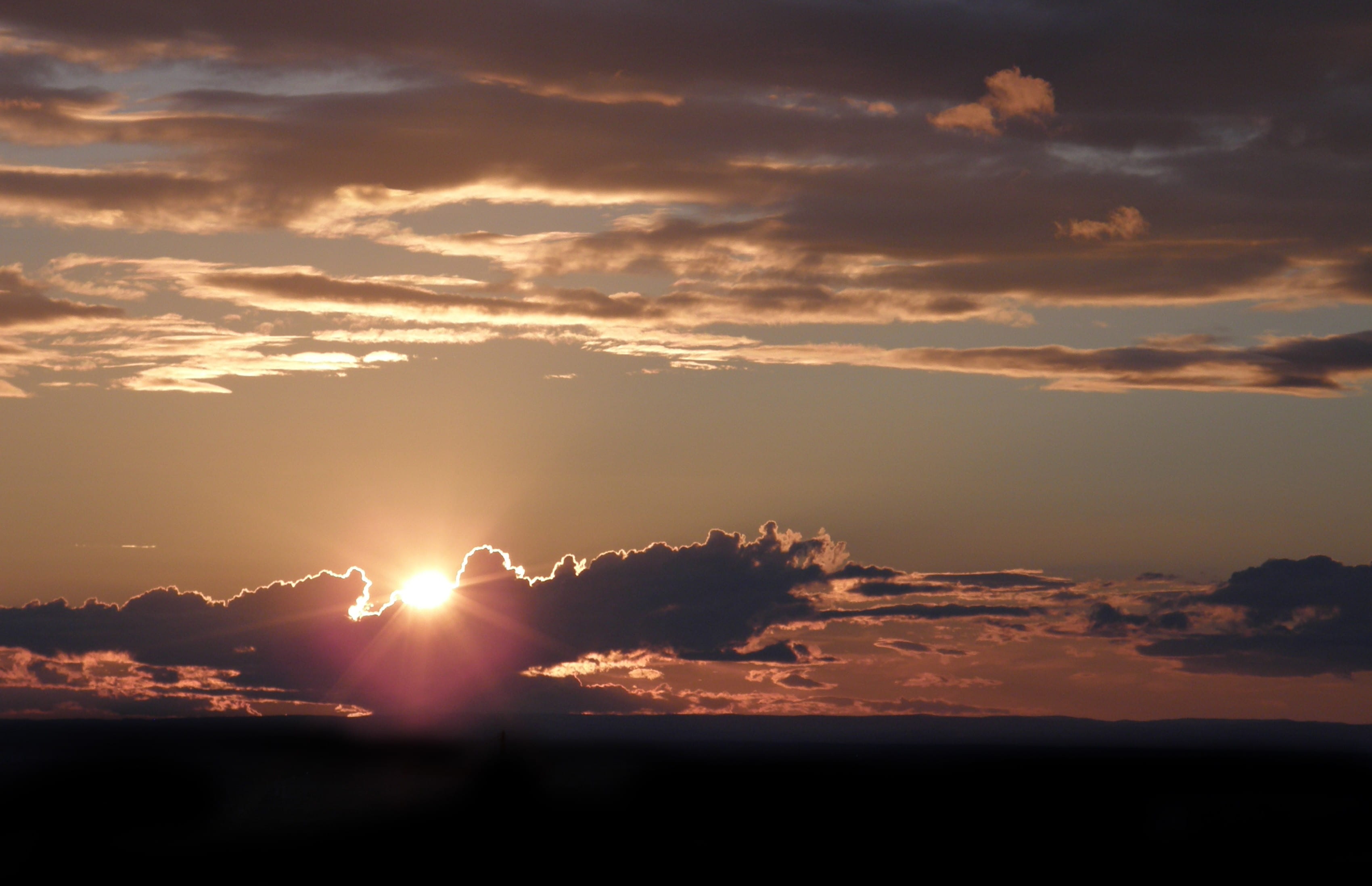 cloudscape, cloud - sky, beauty in nature, 2K, sun, clouds, horizon, sundown, landscape, sunset, ray, sunrise, sky, silhouette, sunlight, outdoors, back lit, HD Wallpaper