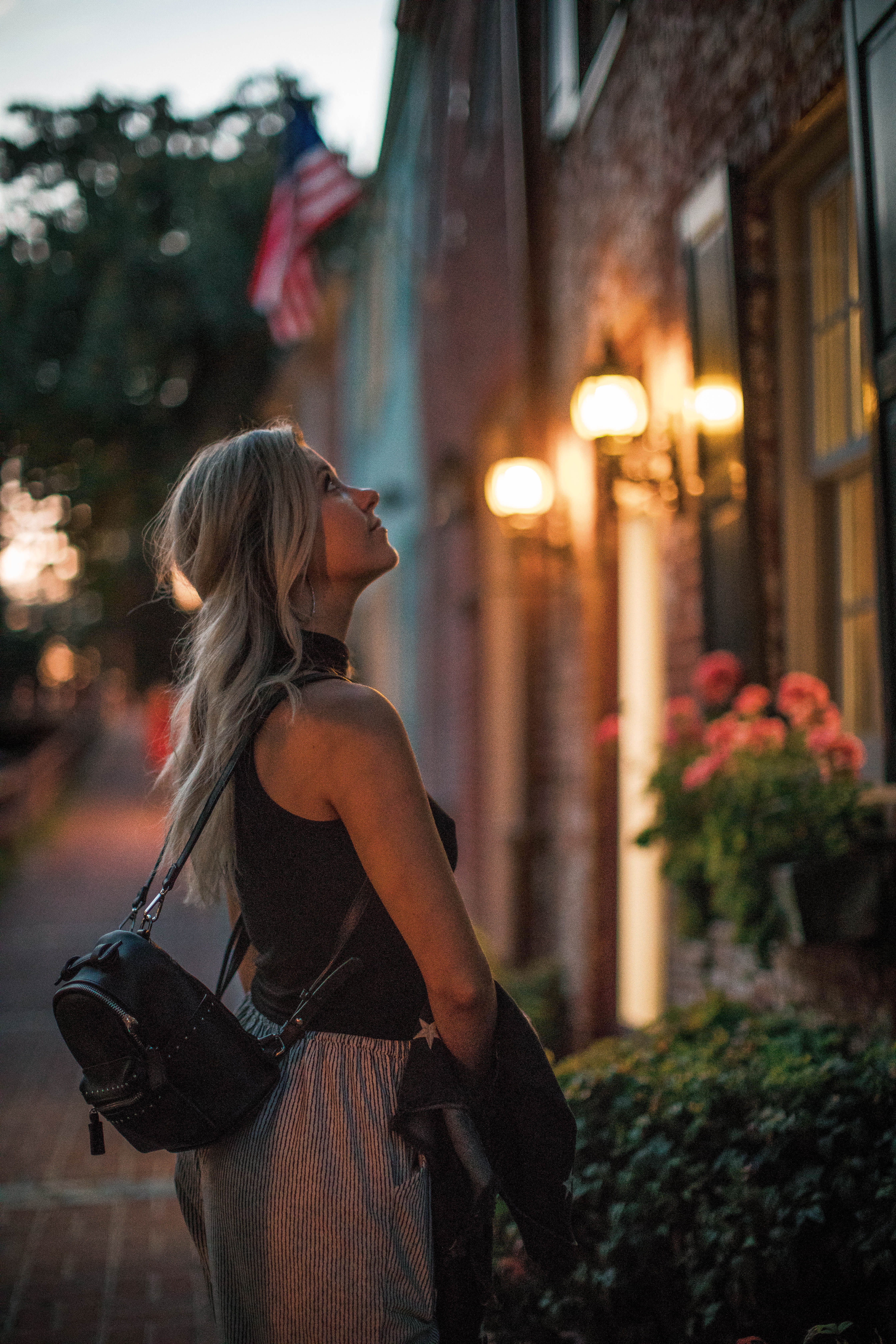 front, carleigh elise, 5K, focus on foreground, adult, leisure activity, architecture, city, fashion, looking up, musecam, structure, urban, blond hair, Phone HD Wallpaper