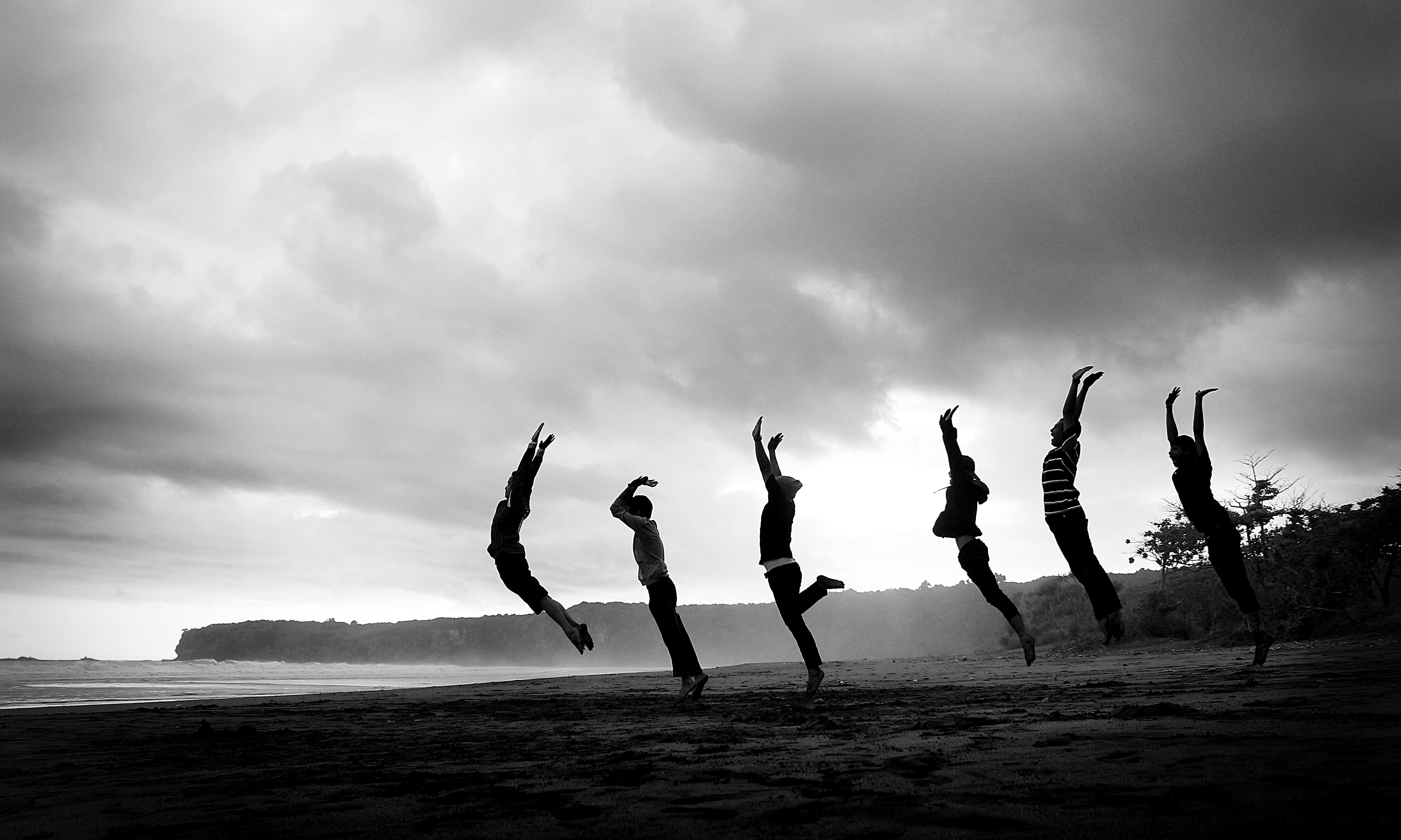 art, human limb, sky, outdoors, body, jumping, lifestyles, group of people, water, sea, people, sport, action, 5K, women, silhouette, limb, human arm, HD Wallpaper