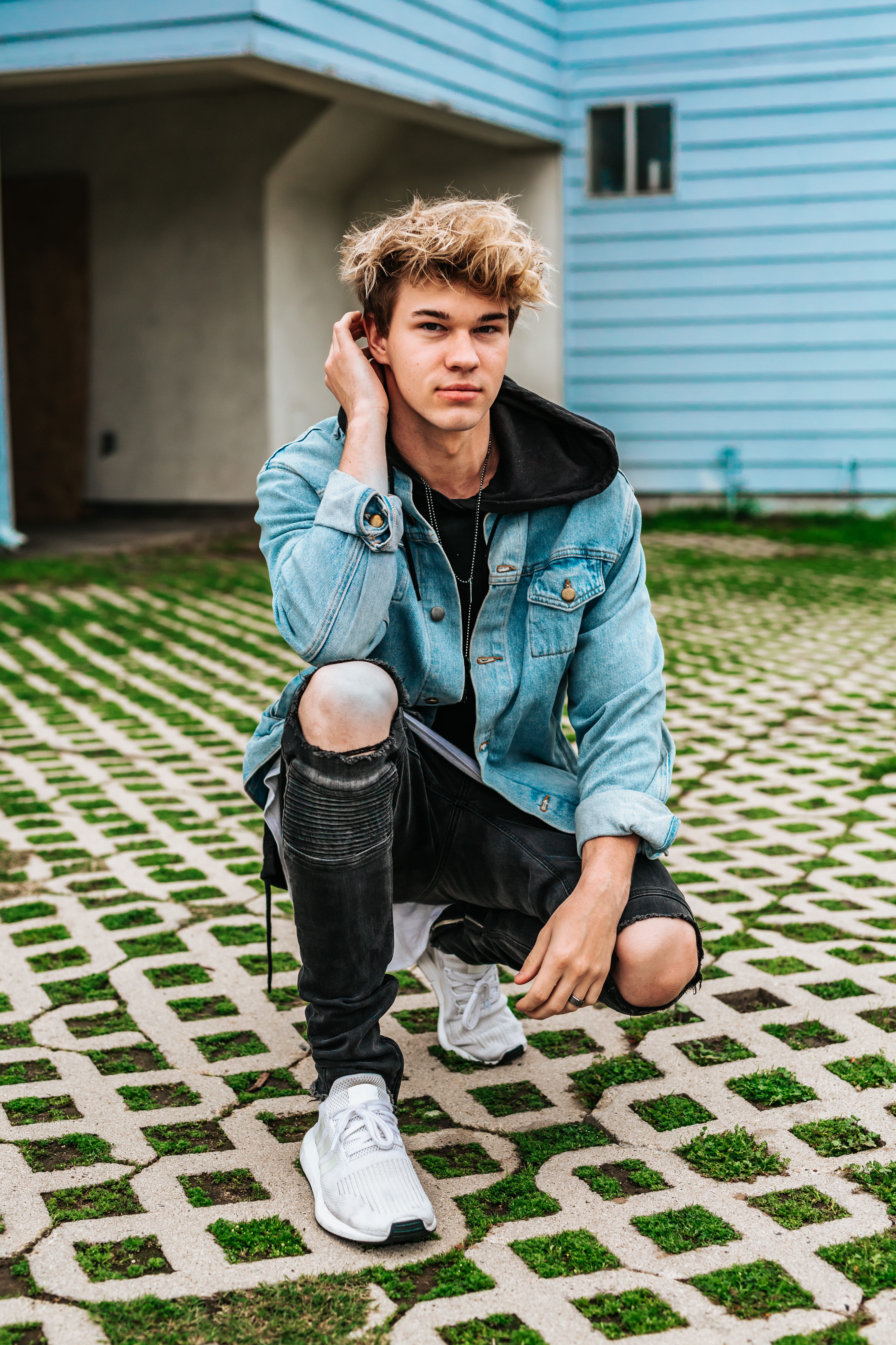 grey, men, outdoors, young men, kneel, man, kneed, front view, males, touching, house, casual clothing, leisure activity, portrait, building exterior, fashion, Phone HD Wallpaper