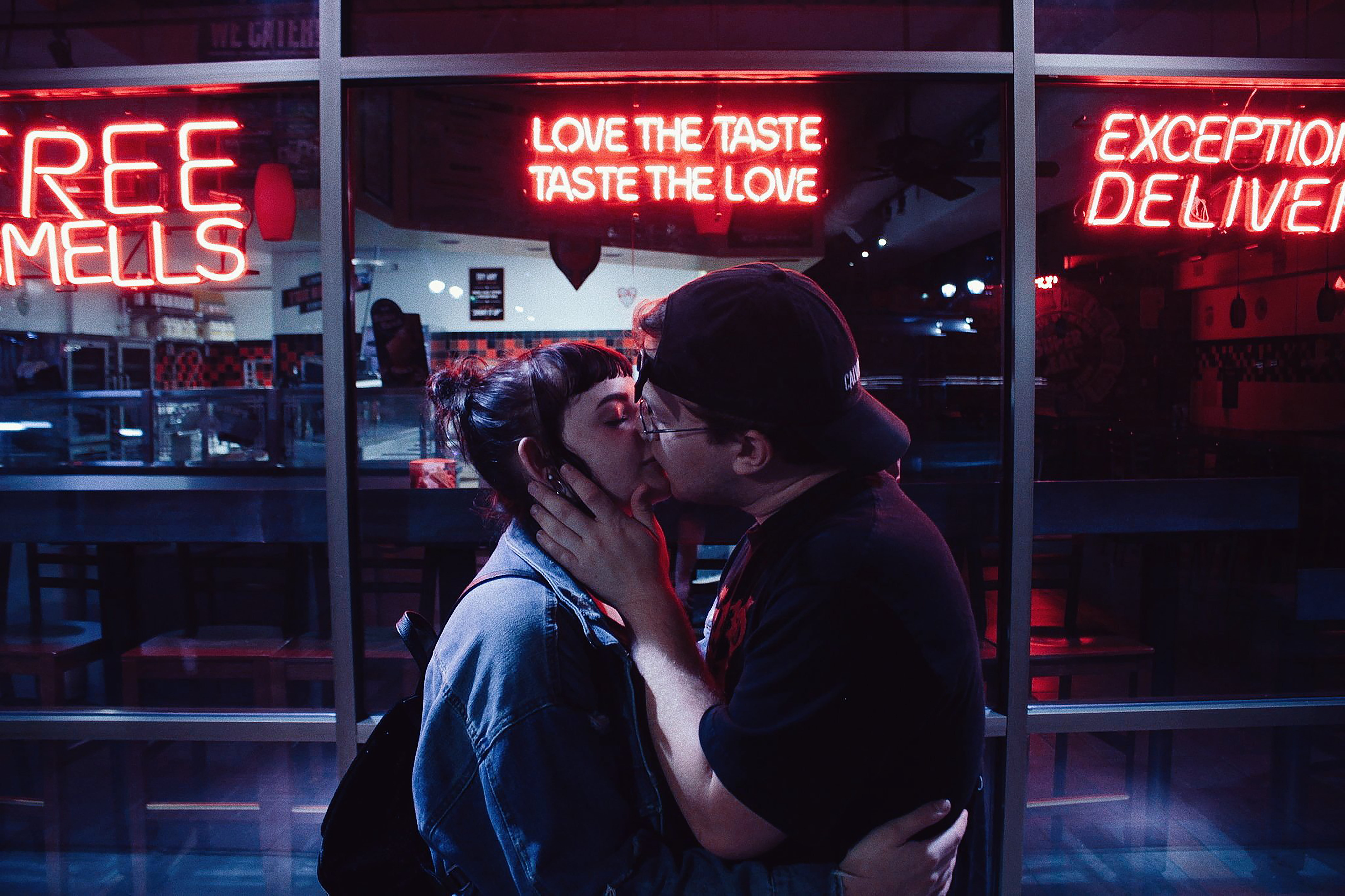 evening, people, dark, young adult, nightlife, street, business, commerce, two people, signage, lady, neon sign, outdoors, men, woman, kissing, lights, HD Wallpaper