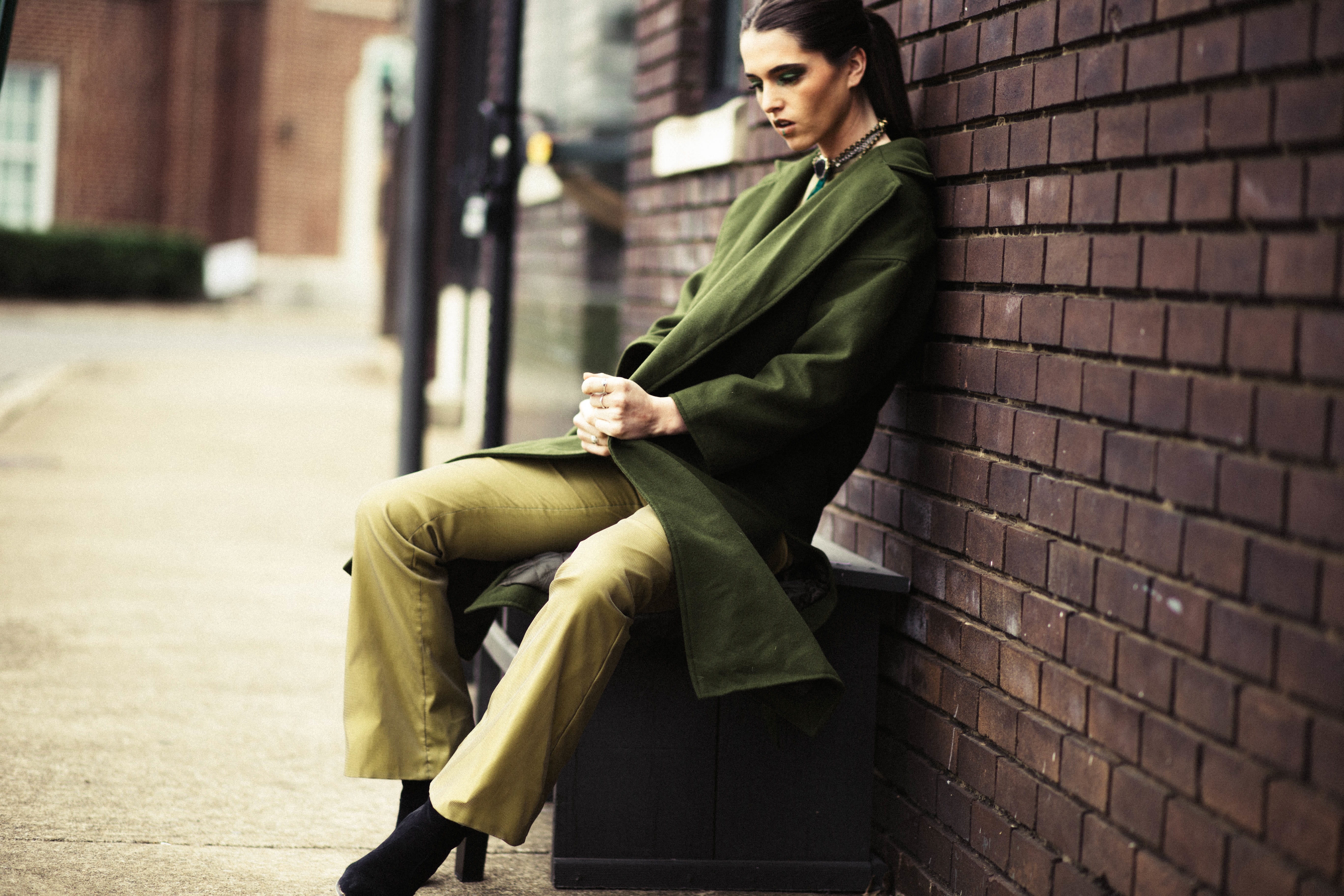 contemplation, females, well-dressed, women, young adult, fashion, suit, architecture, business, waiting, adult, people, beauty, side view, woman, clothing, HD Wallpaper