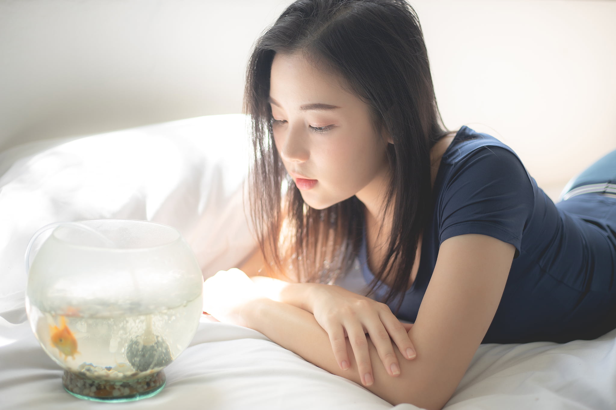 fishbowls, arms crossed, one person, real people, women outdoors, furniture, Asian, in bed, hairstyle, relaxation, indoors, looking, leisure activity, beautiful woman, HD Wallpaper
