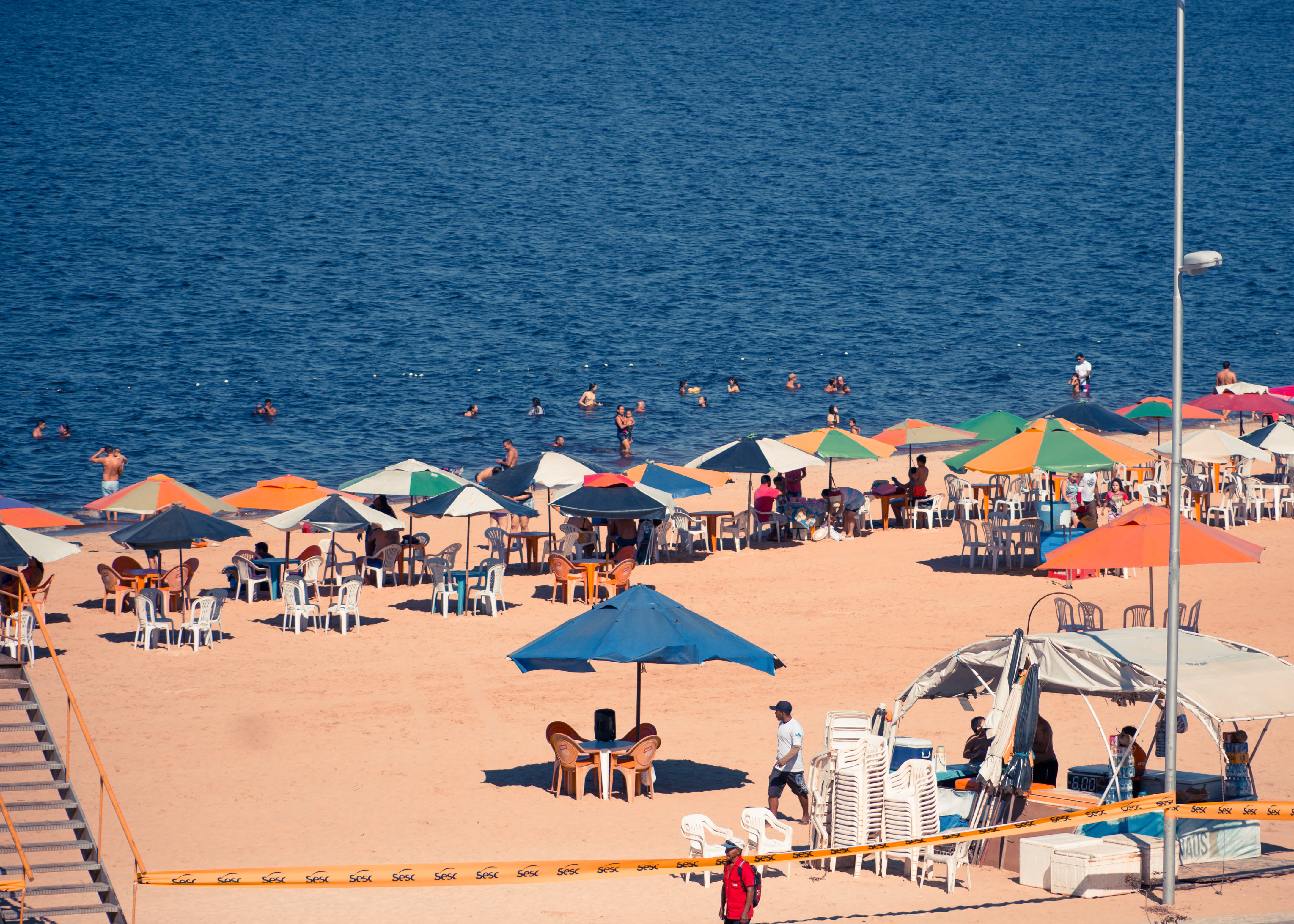 crowd, shade, 4K, nature, sand, beach, umbrella, real people, manaus, adult, amazonas, sea, leisure activity, blackpoint, brazil, group of people, river, HD Wallpaper