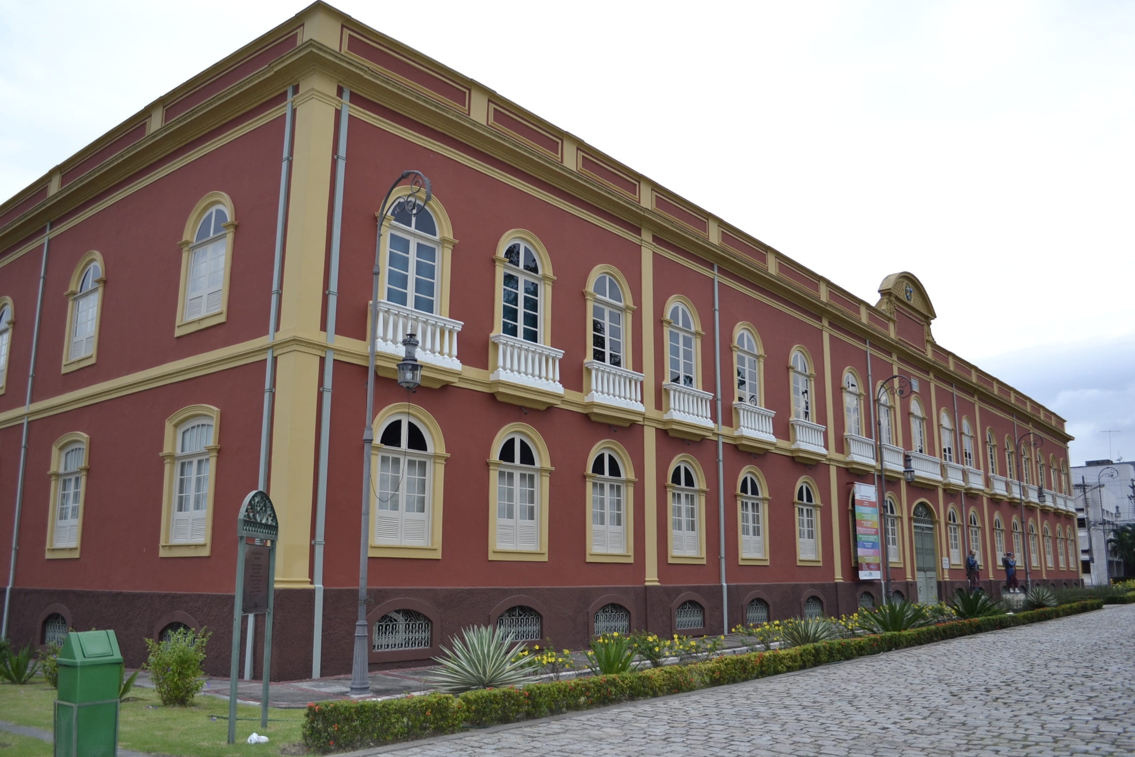 no people, in a row, square police, architecture, nature, plant, manaus, footpath, amazonas, house, 1080P, row house, palacete provincial, city, sky, outdoors, HD Wallpaper