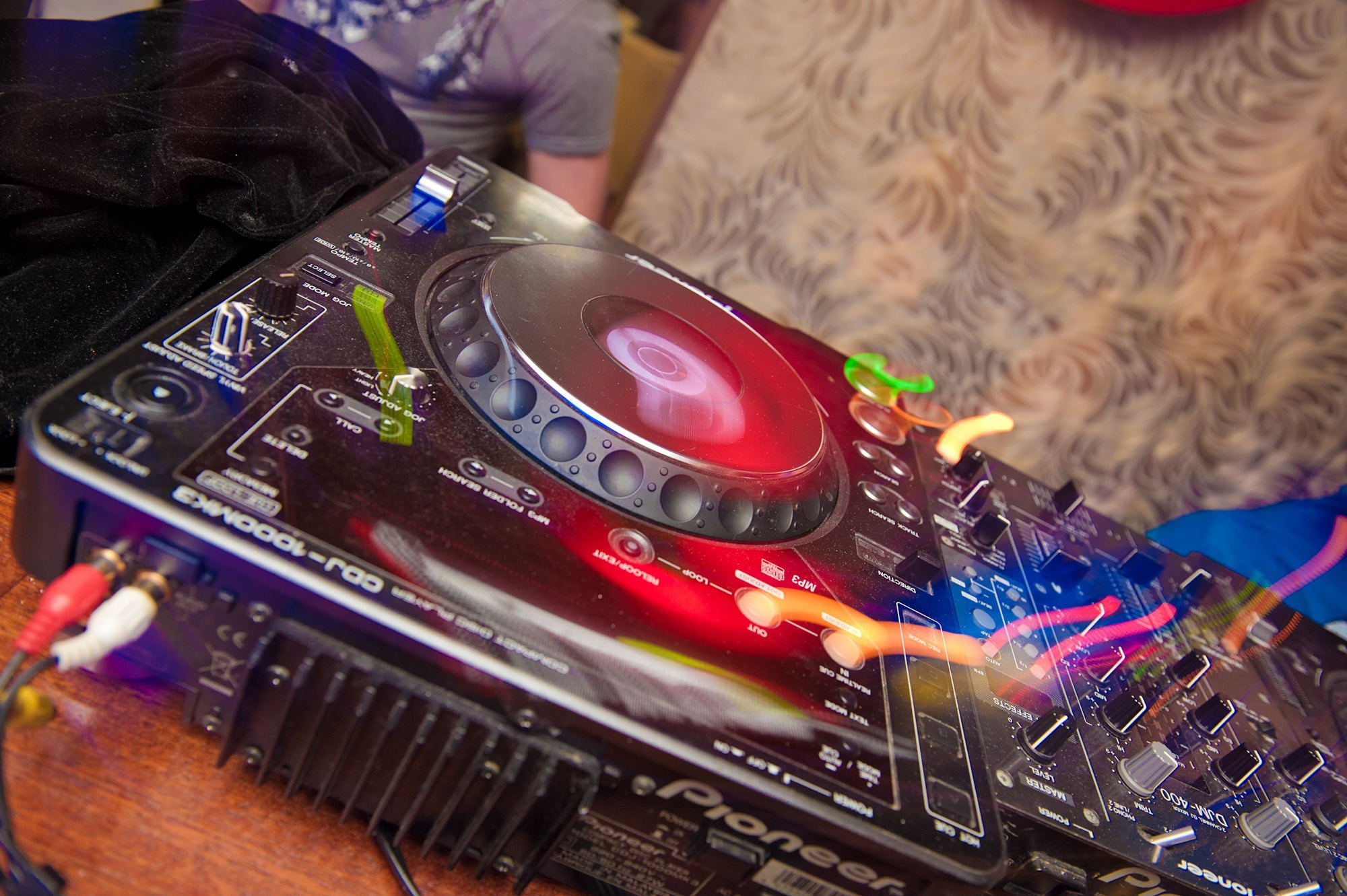 focus on foreground, indoors, computer, electrical equipment, black, arts culture and entertainment, turntable, illuminated, 1080P, record, floral pattern, HD Wallpaper