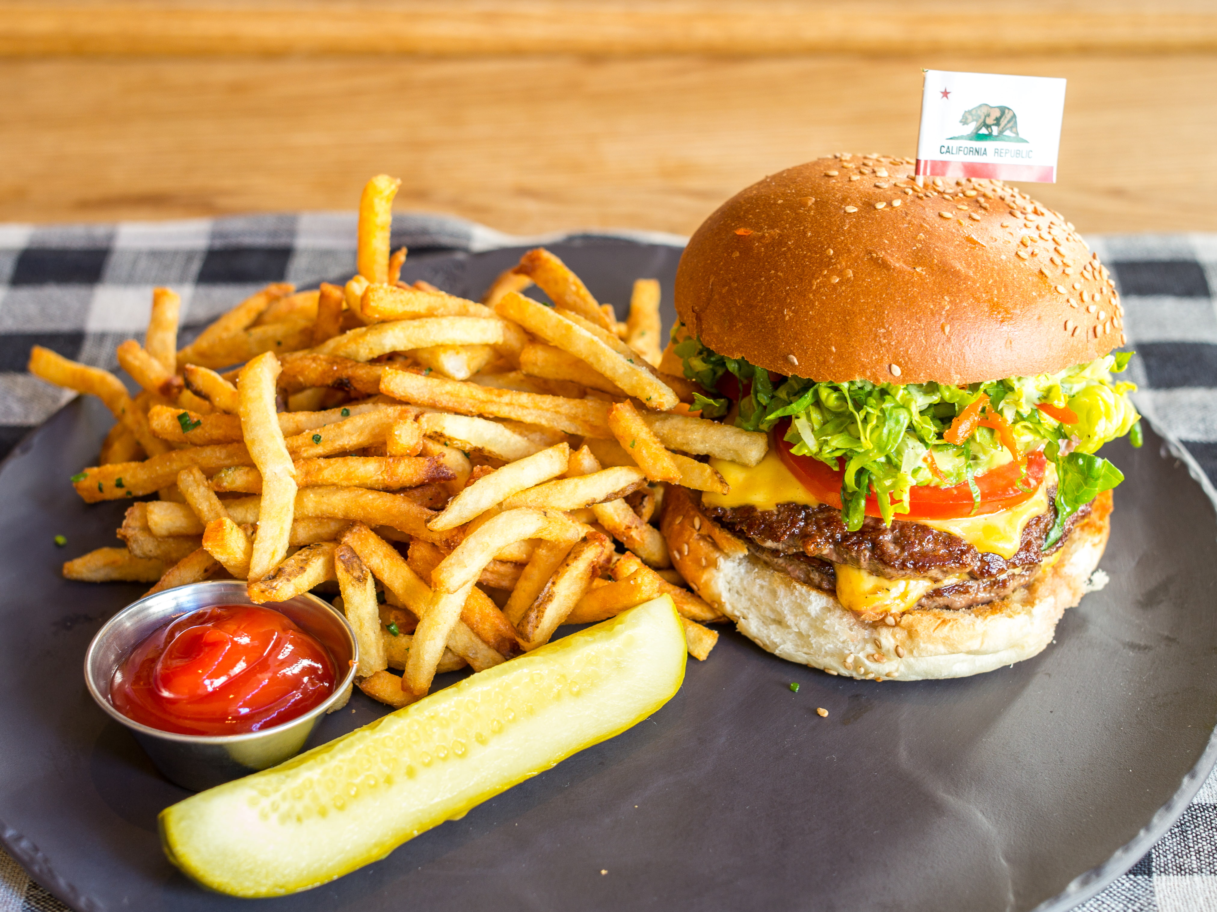 meat, cheeseburger, 4K, burger, take out food, freshness, close-up, ready-to-eat, potato, plate, no people, fried, table, food, meal, french fries, snack, HD Wallpaper