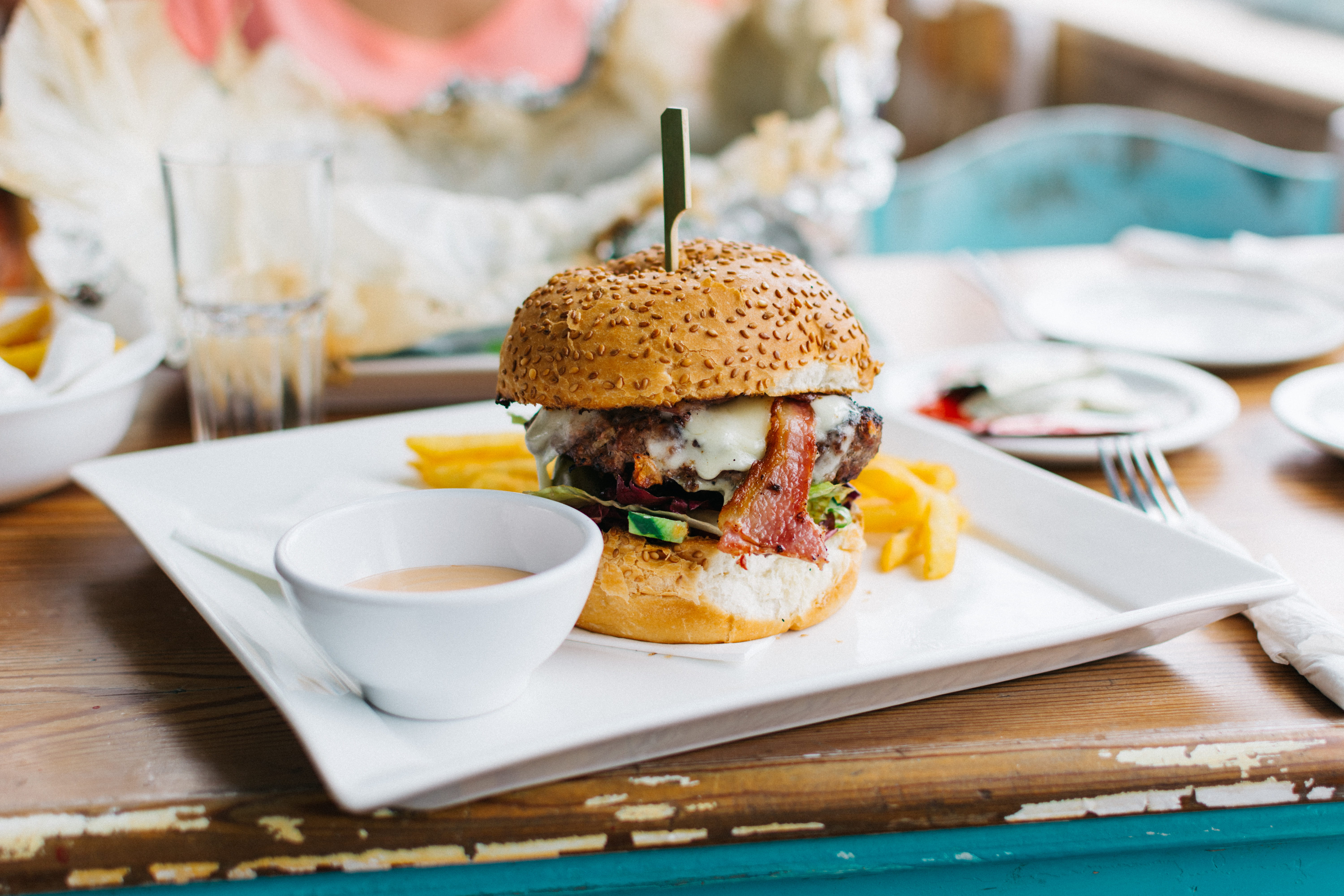 cheeseburger, selective Focus, plate, tray, ceramic, no People, indulgence, Juicy, hamburger, ready-To-Eat, temptation, garnish, close-up, food And Drink, HD Wallpaper